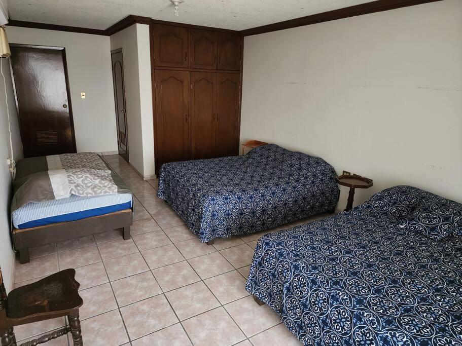 Seven-Bedroom House photo 1