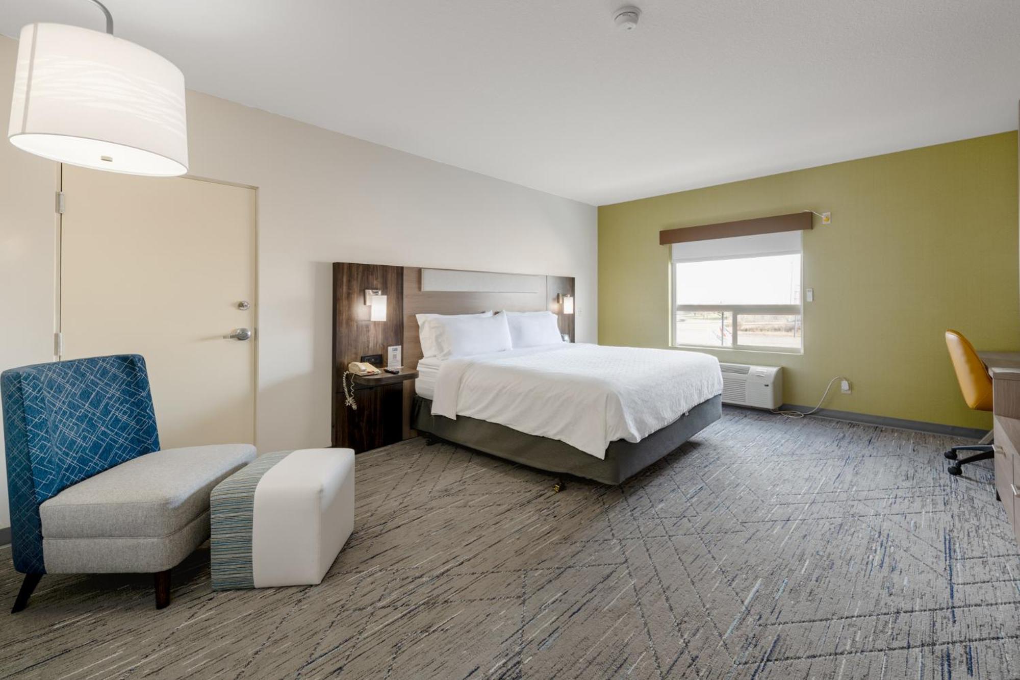 King Room with Roll-In Shower - Disability Access - Photo 2