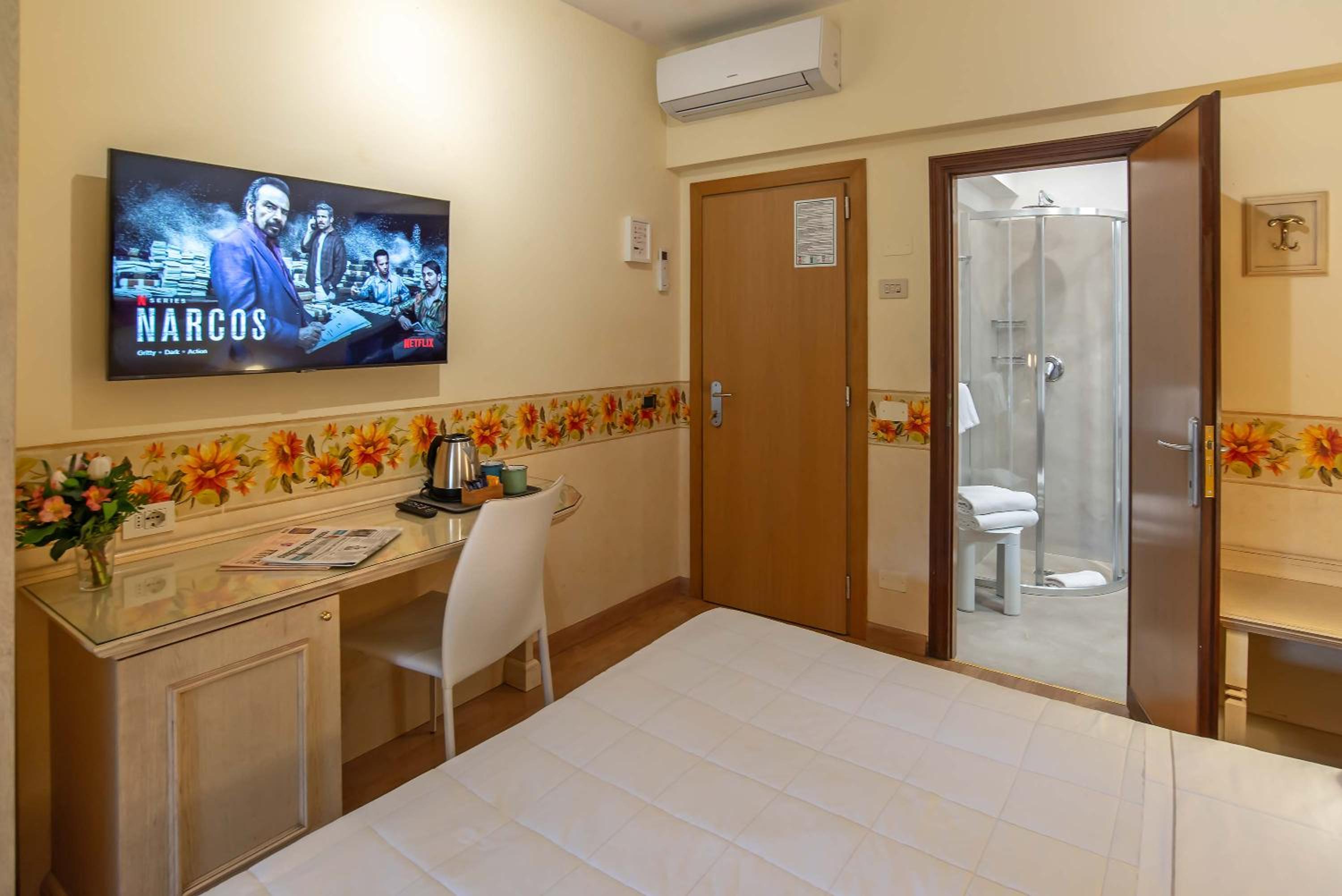 Small Double Room with Balcony photo 2