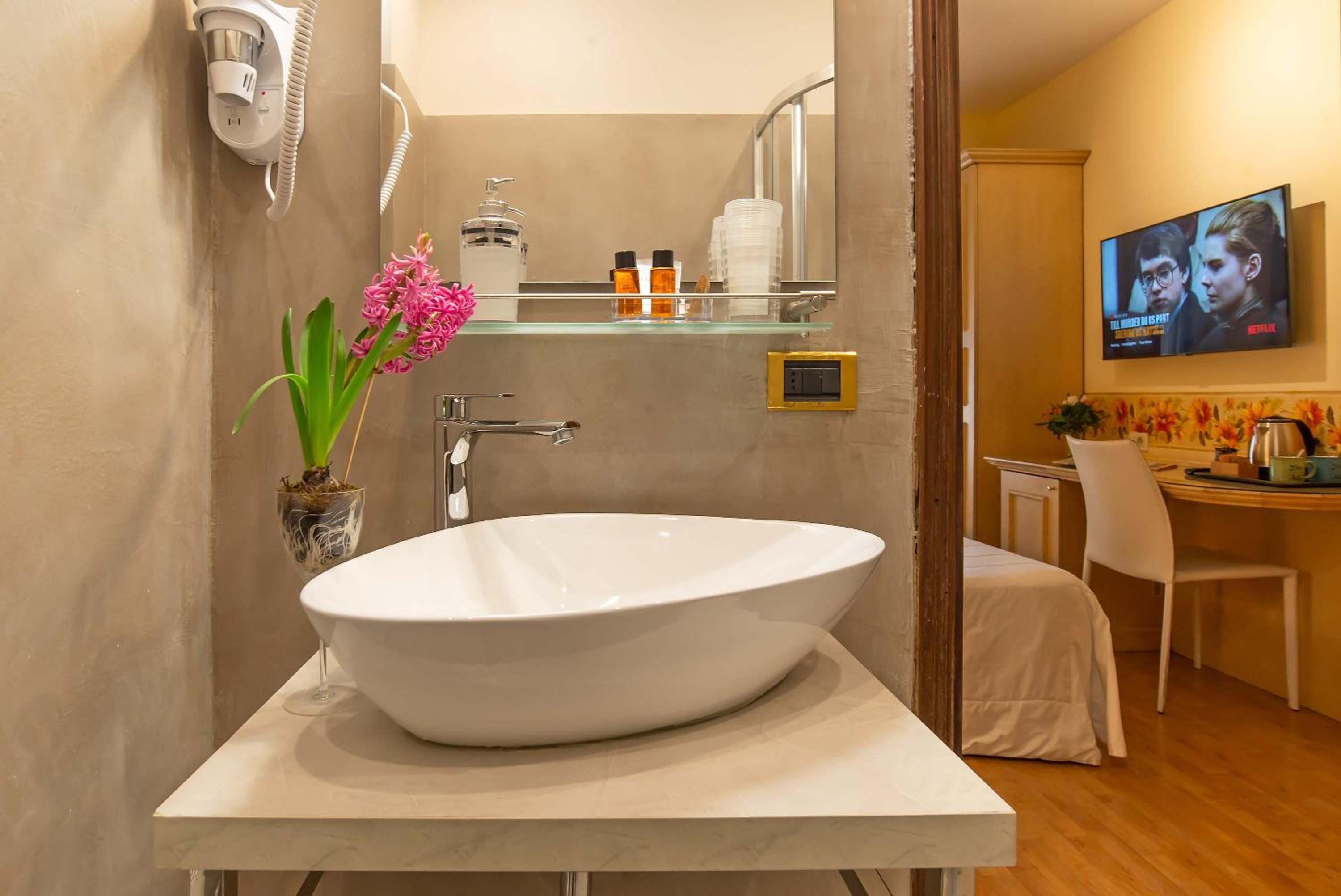 Small Double Room with Balcony photo 2