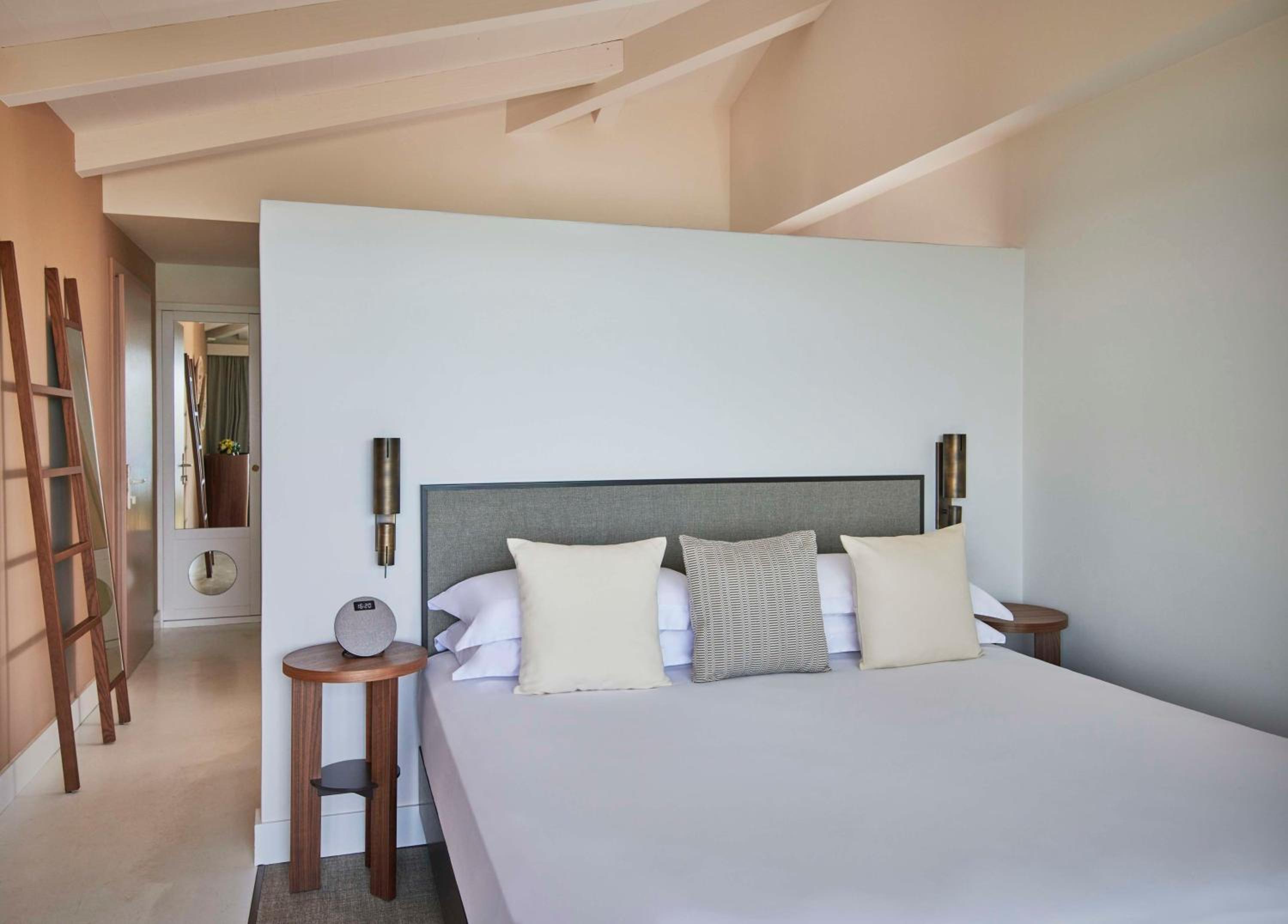Deluxe King Room with Sea View thumbnail 5