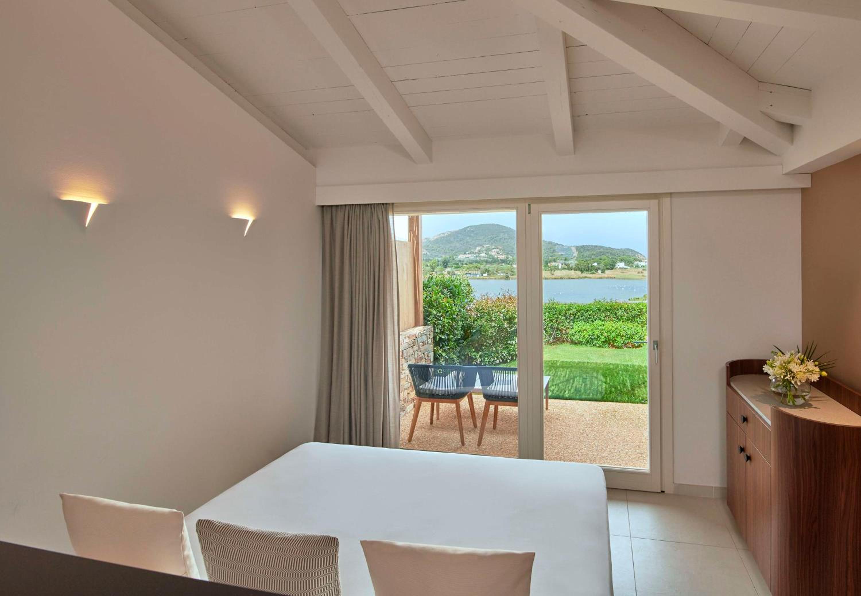 Deluxe King Room with Lagoon View