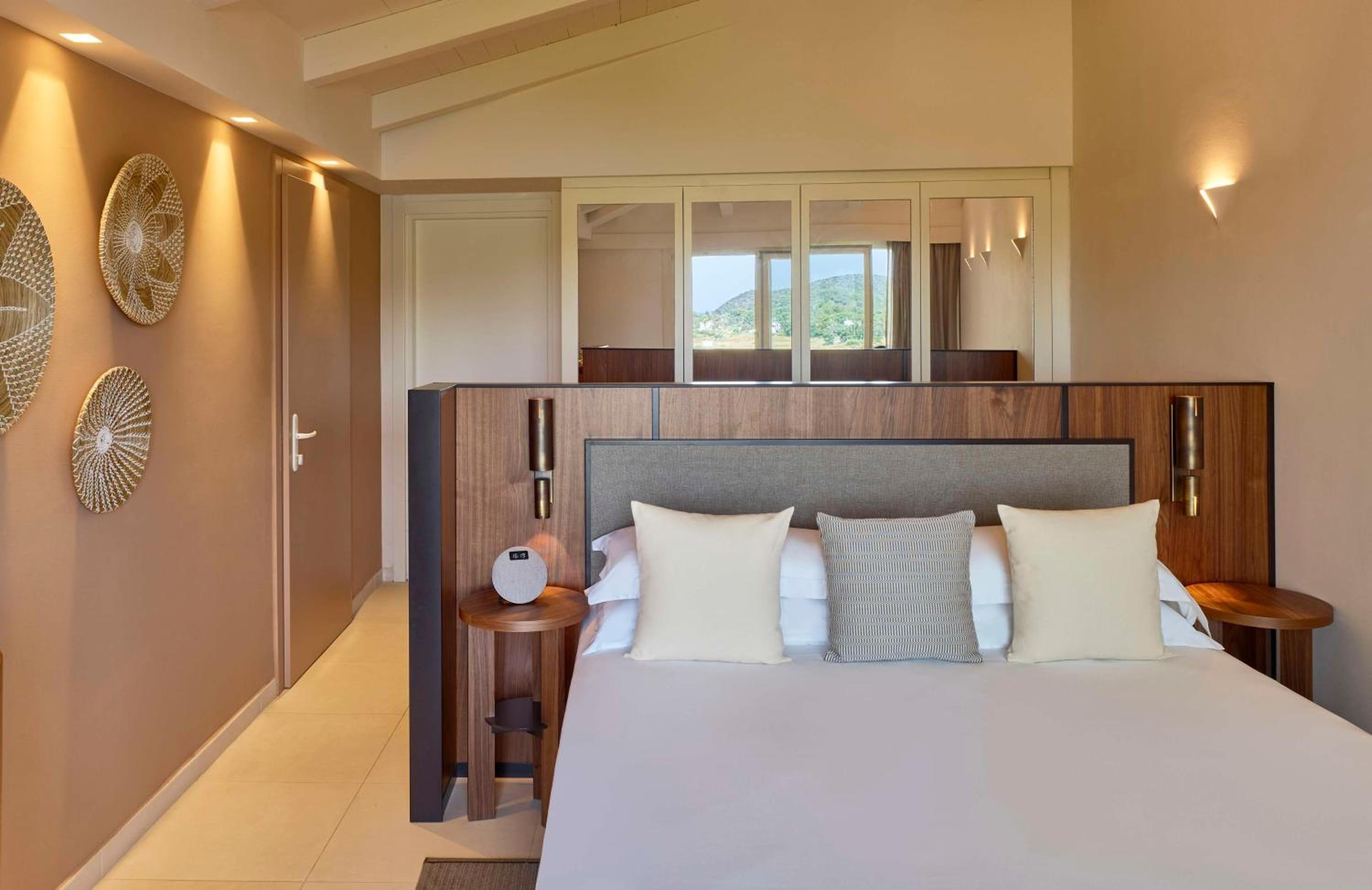 Deluxe King Room with Lagoon View