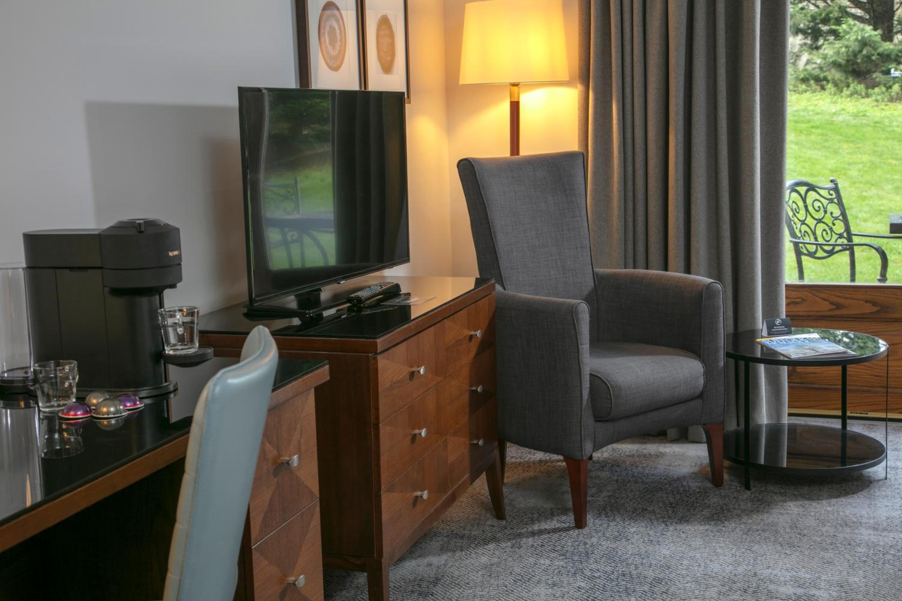 Superior Family Room - Photo 3