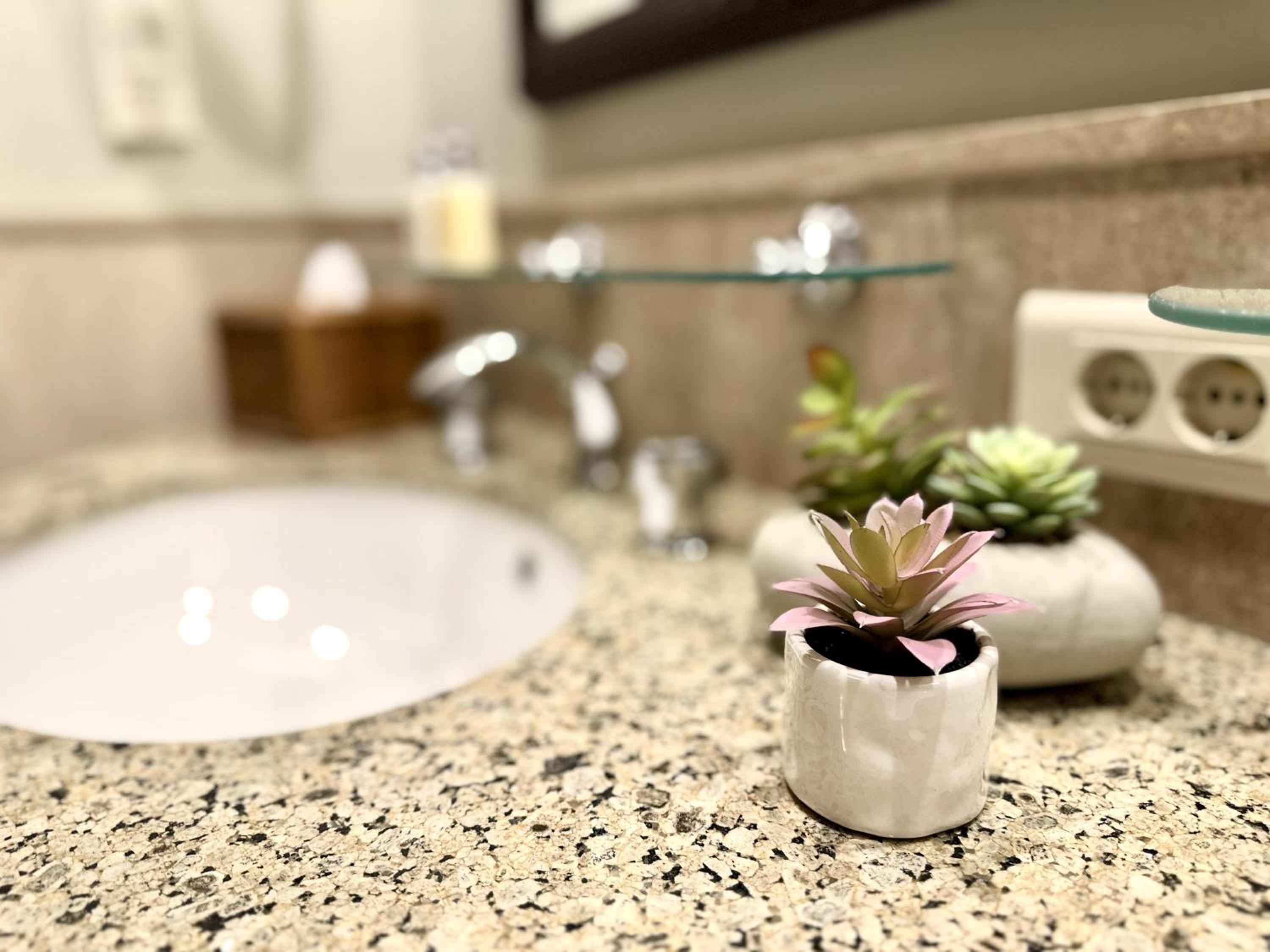 Available room thumbnail 6