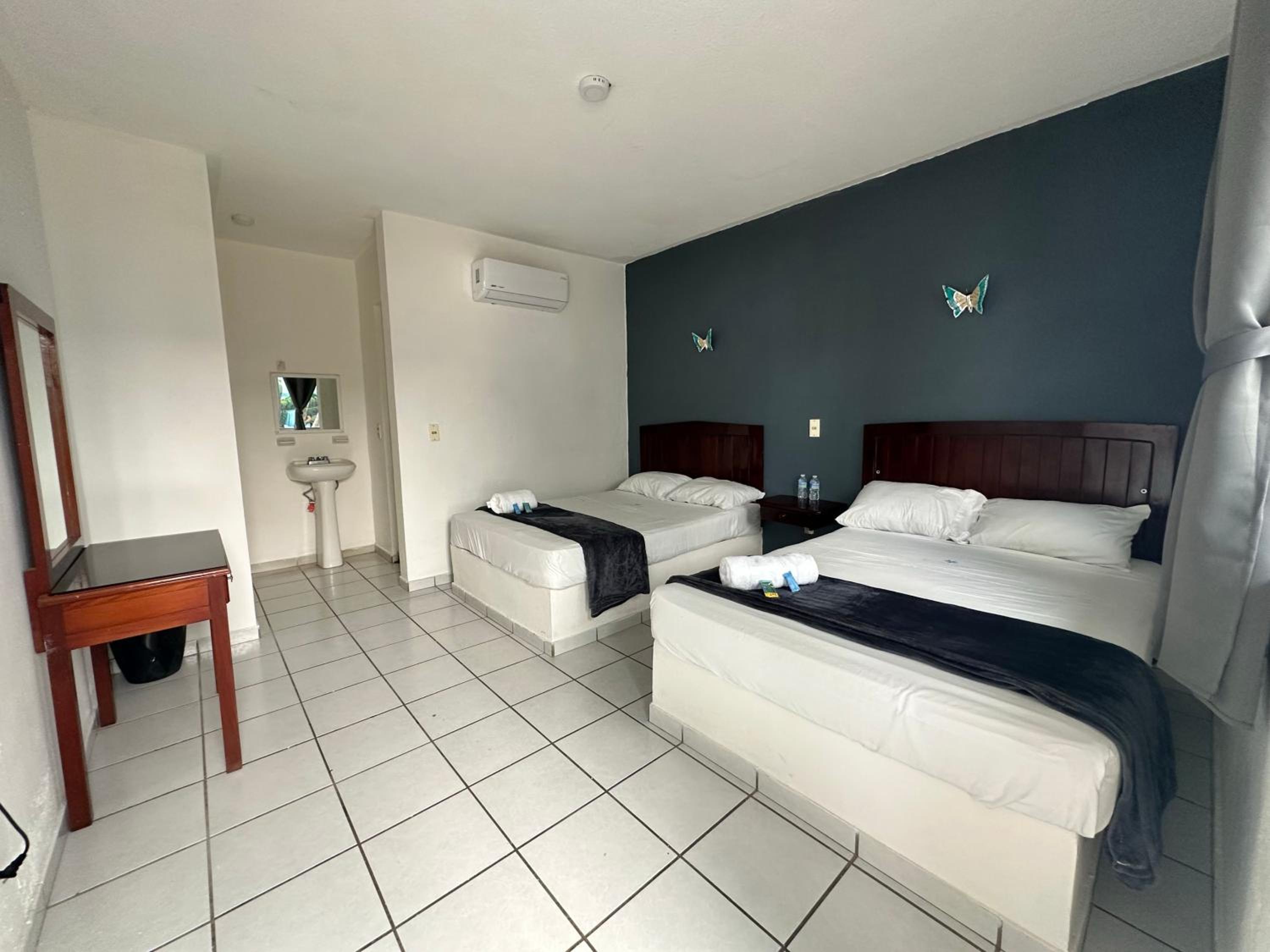 Double Room with Two Double Beds - Photo 2