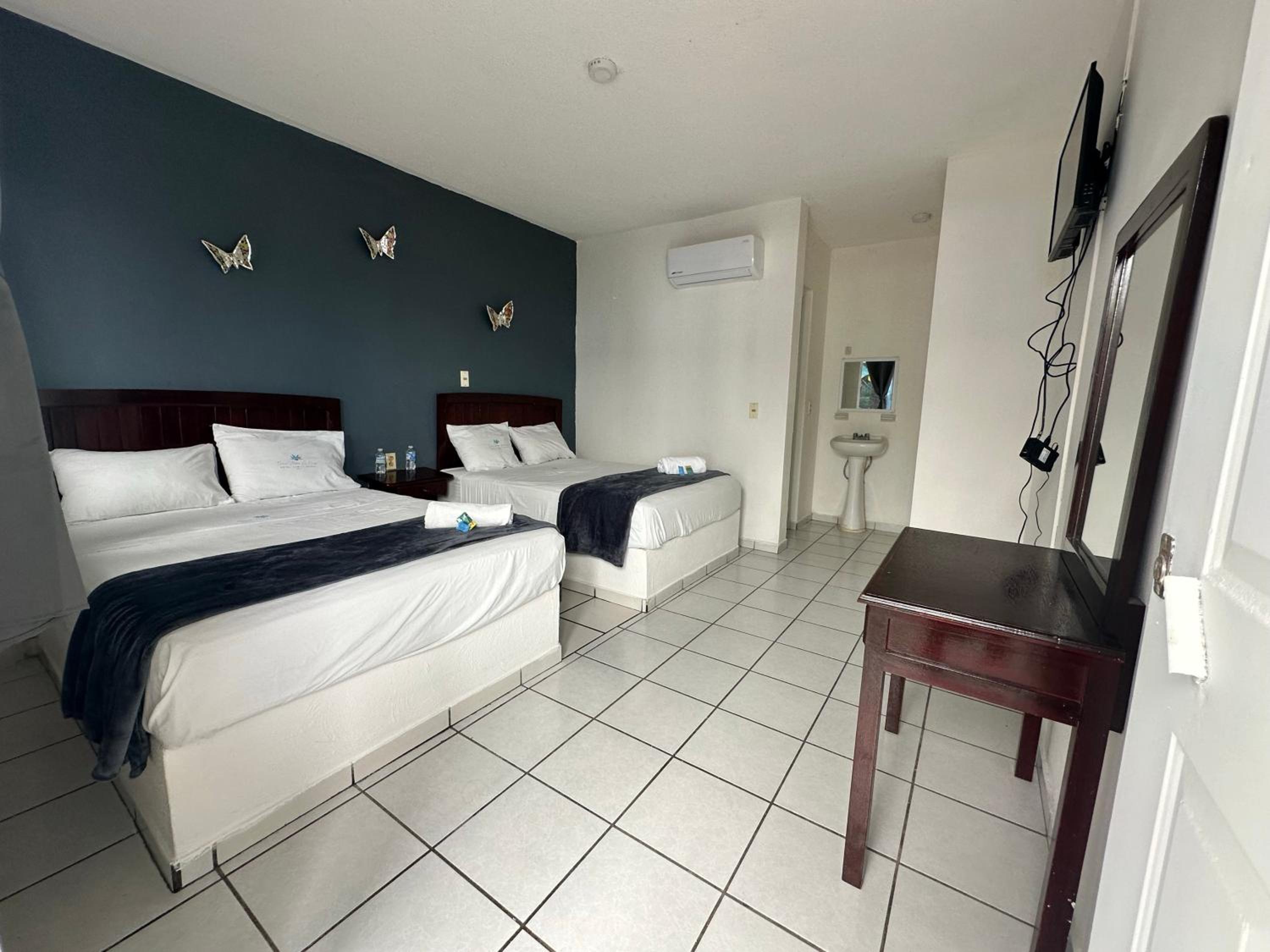 Double Room with Two Double Beds - Photo 4