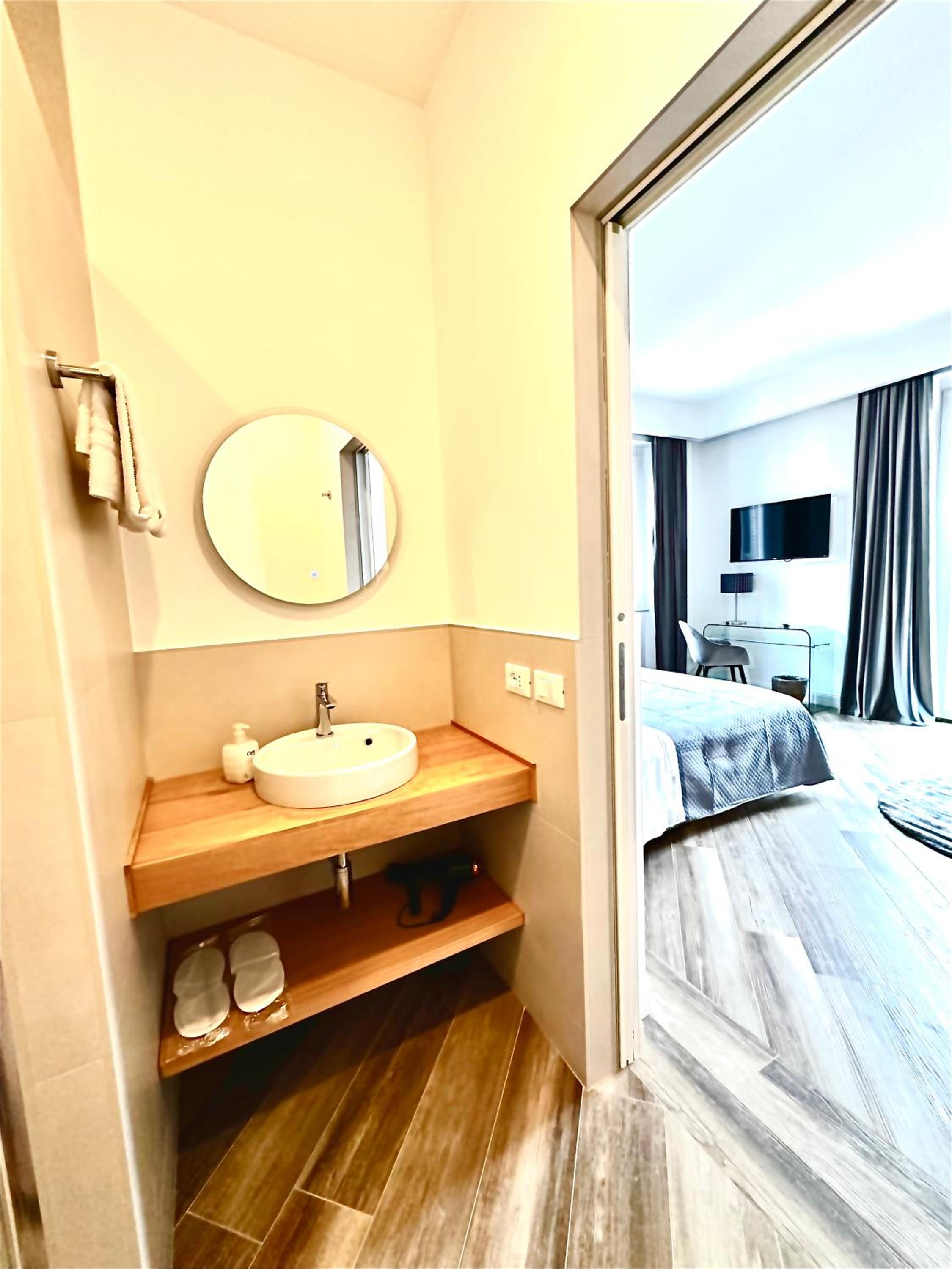 Deluxe Double Room with Balcony photo 3
