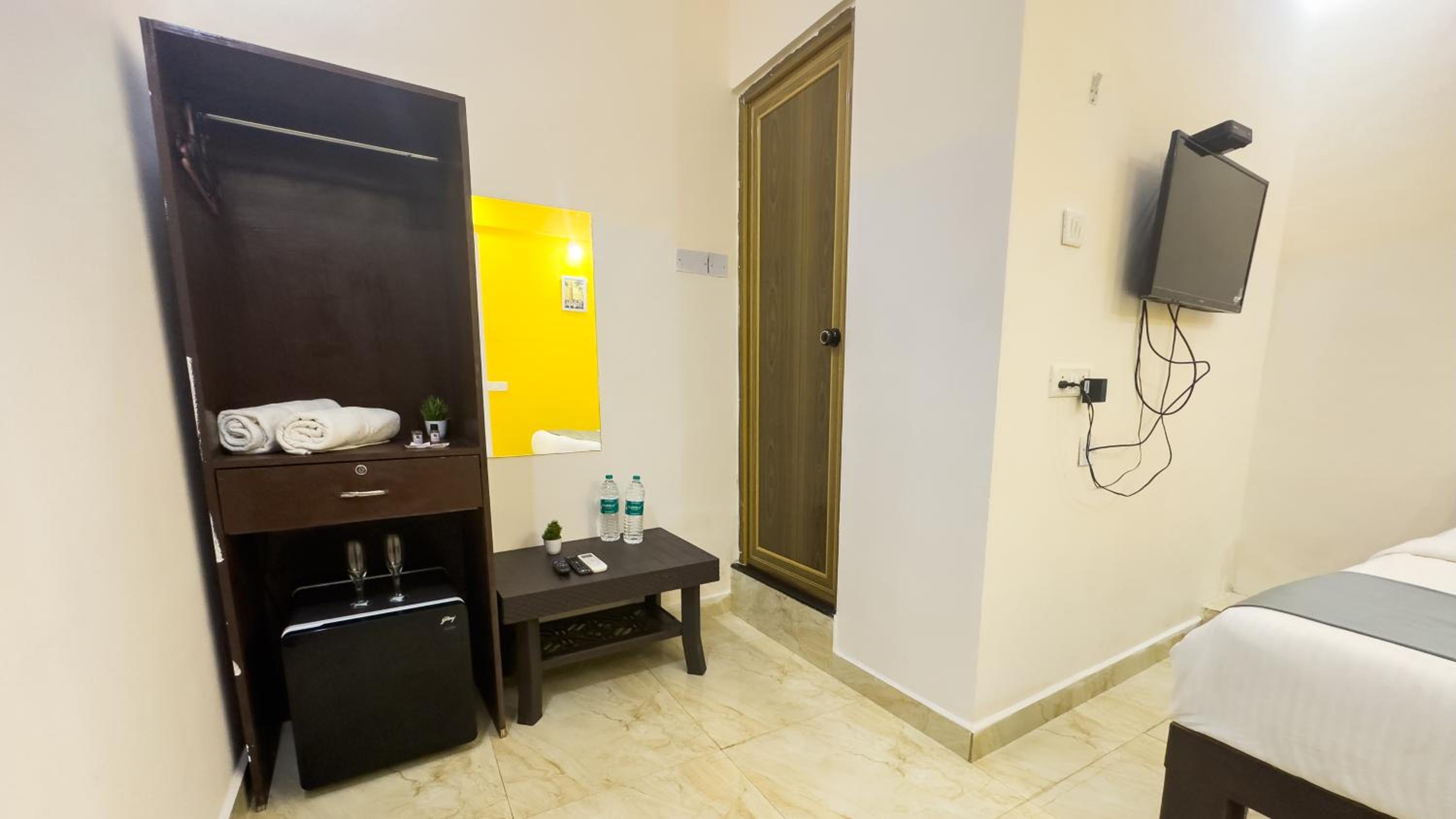 Budget Double Room - Photo 12