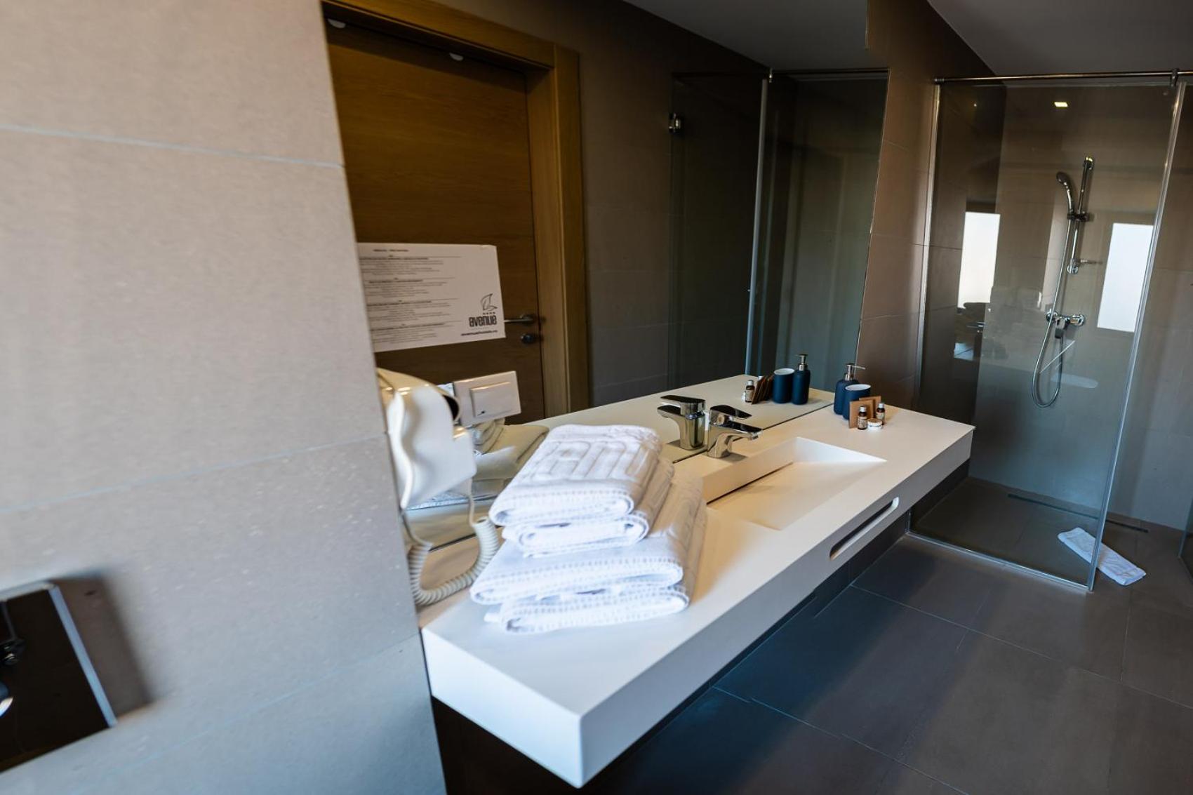 Deluxe Junior Suite - Photo 12