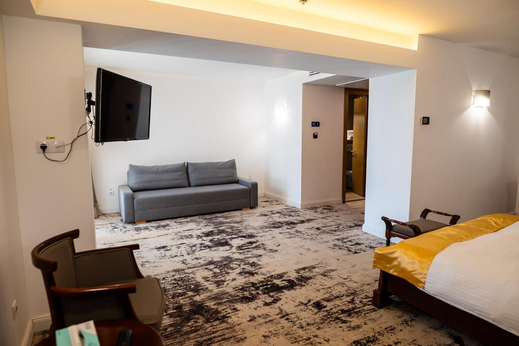 Deluxe Junior Suite - Photo 13