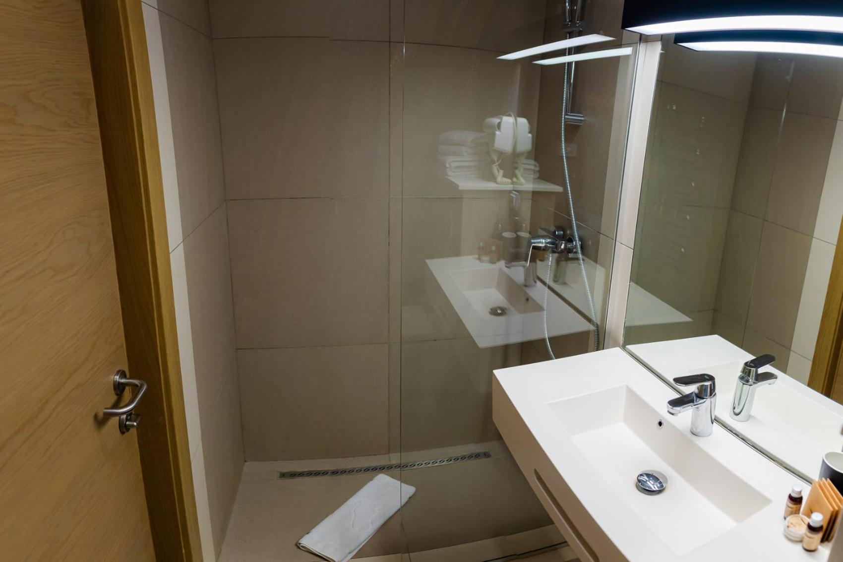Double Room - Photo 5
