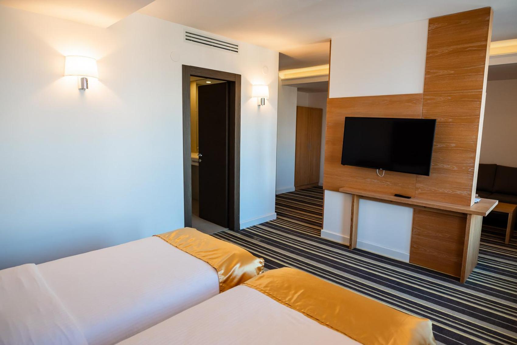 Deluxe Twin Room - Photo 8
