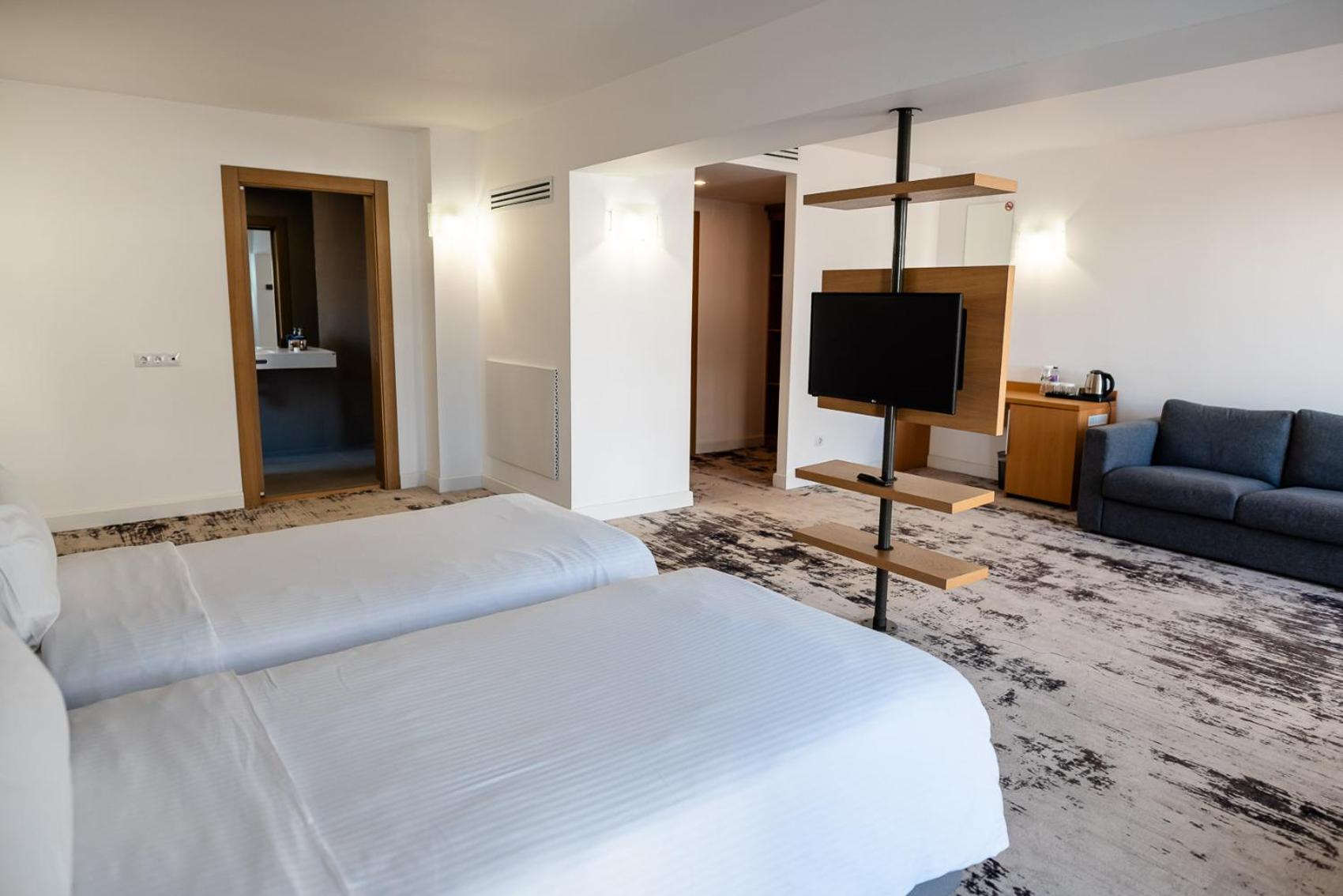 Deluxe Twin Room - Photo 9