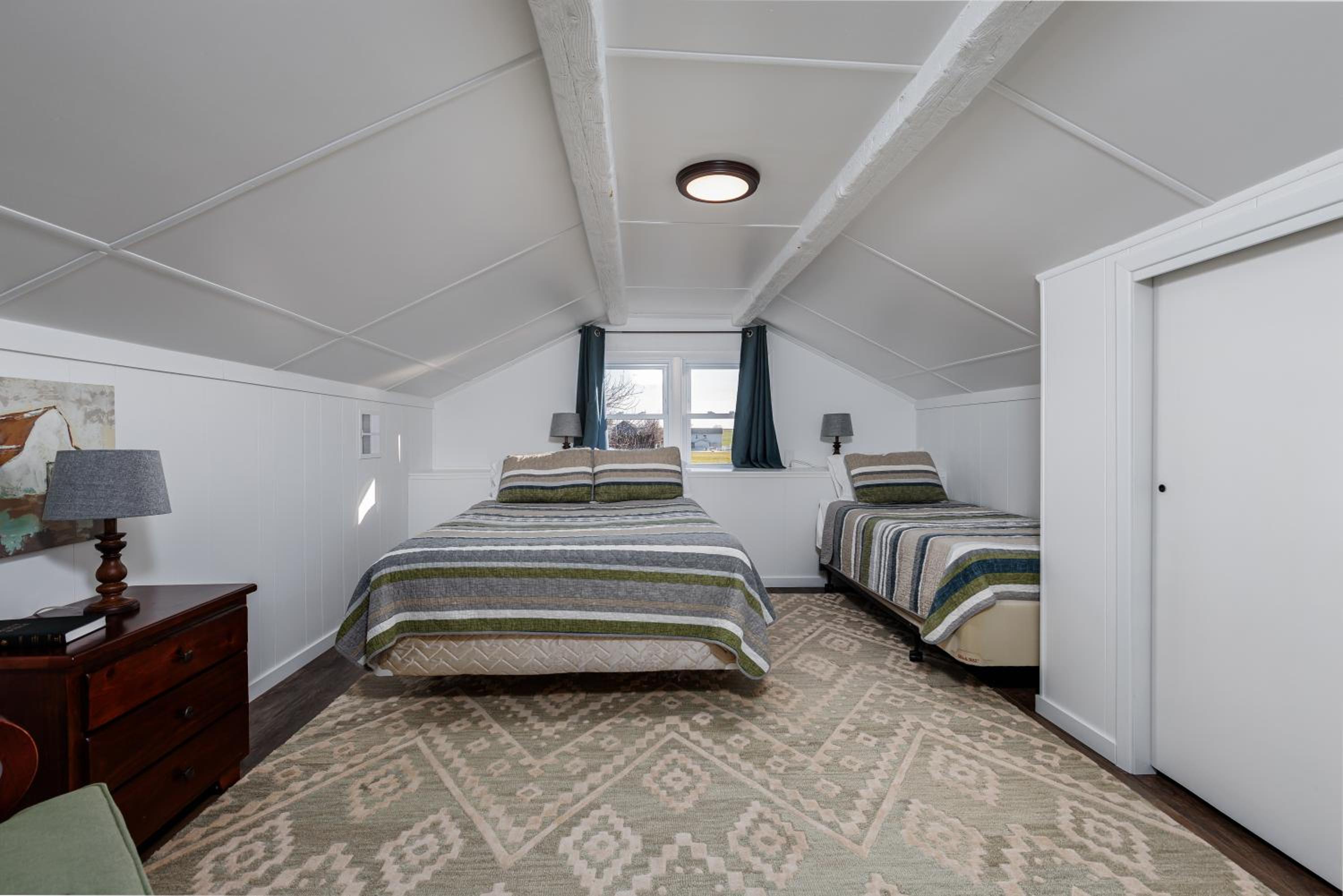 Six-Bedroom House photo 1
