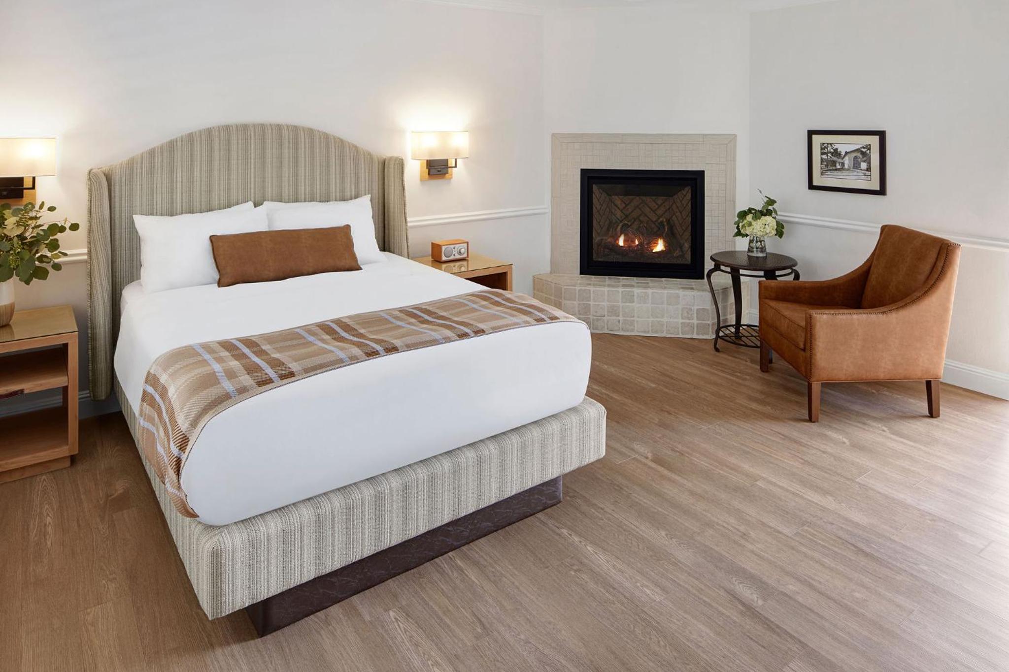 Deluxe Queen + Fireplace (ADA)