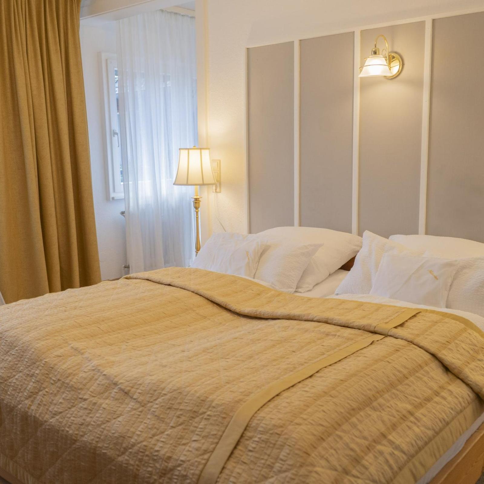 Deluxe Queen Room - Photo 6