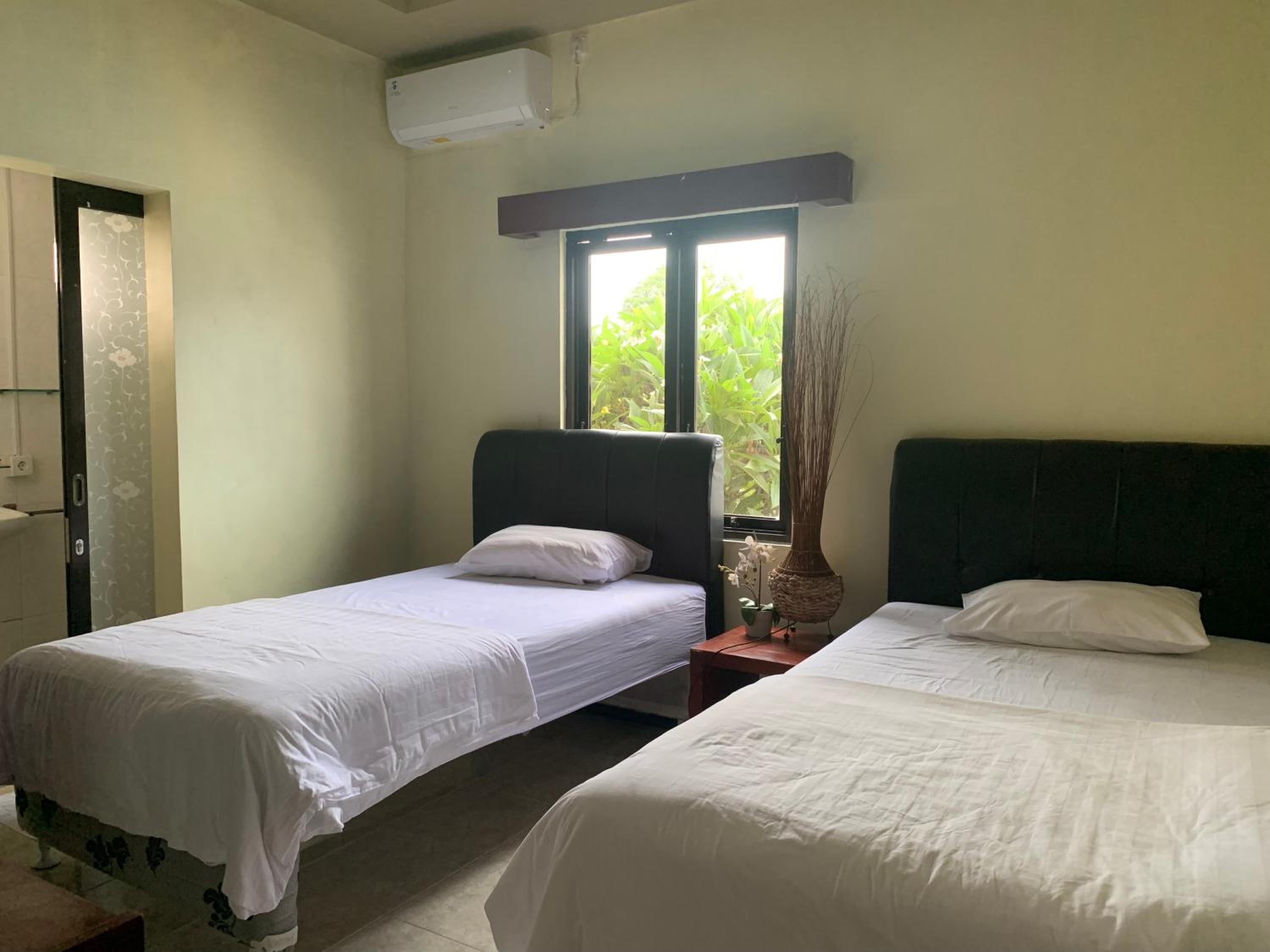Double or Twin Room with Private Bathroom photo 3