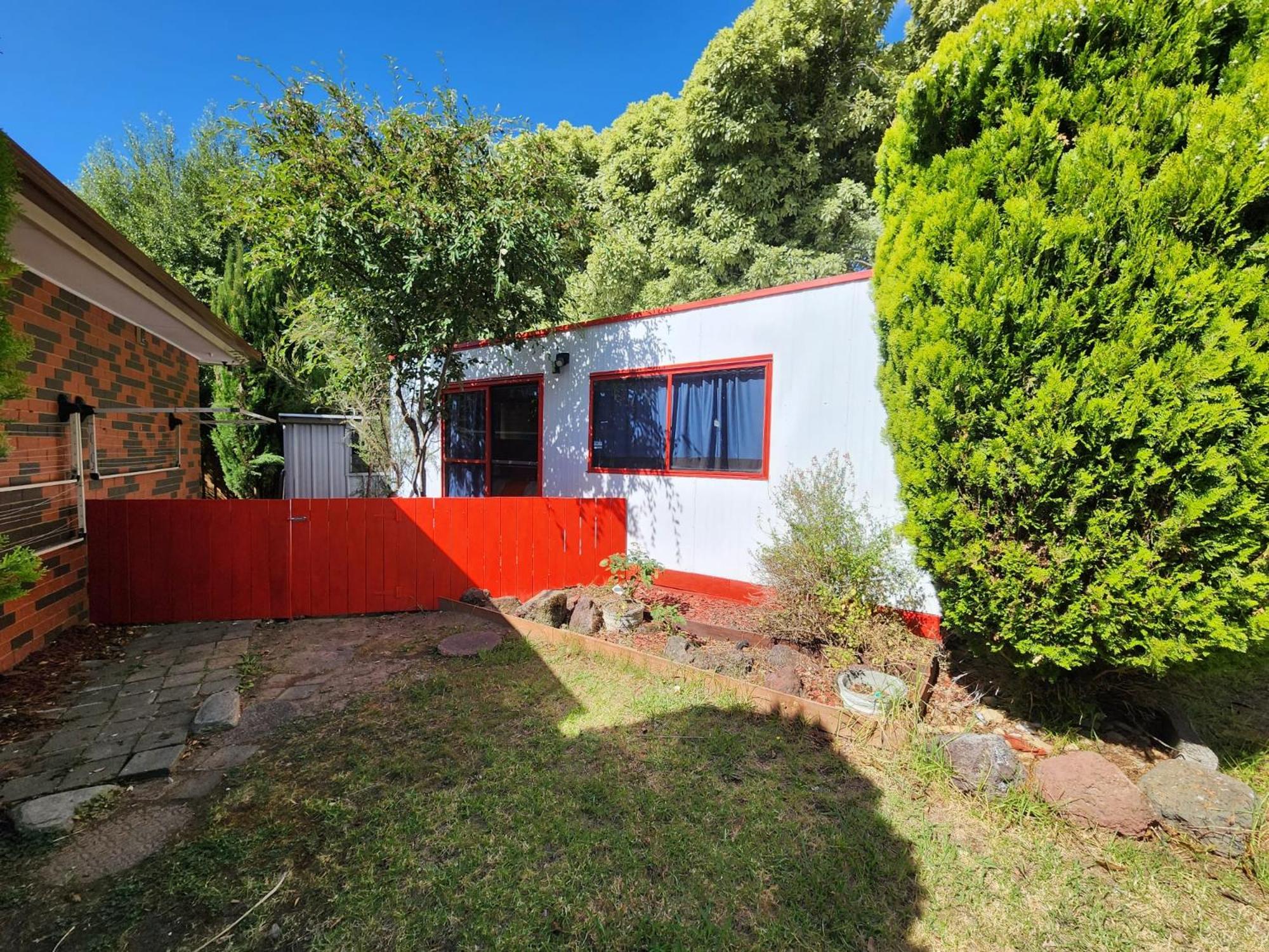 Five-Bedroom House photo 2