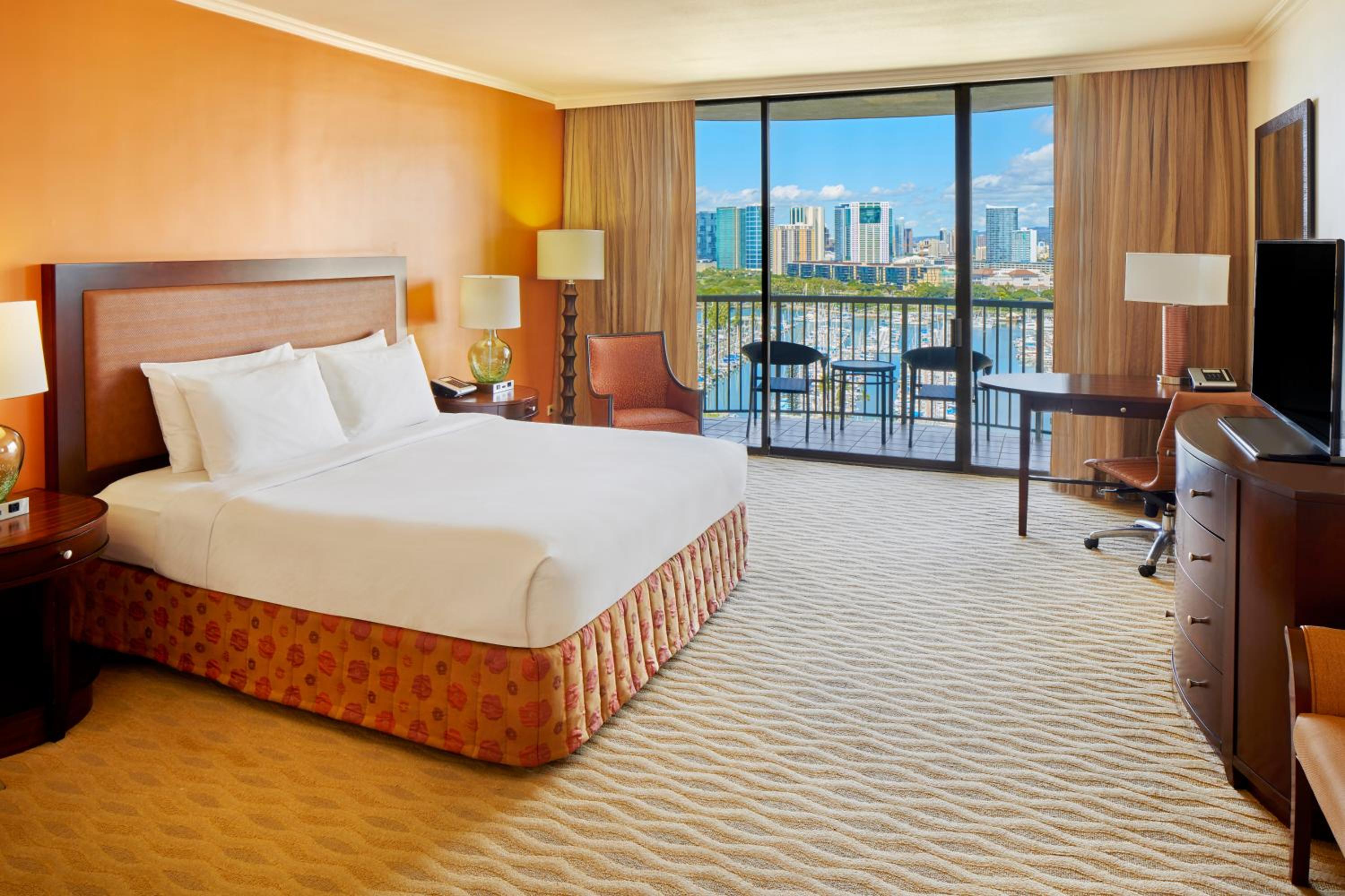 Rainbow Tower Lagoon View With One King Bed