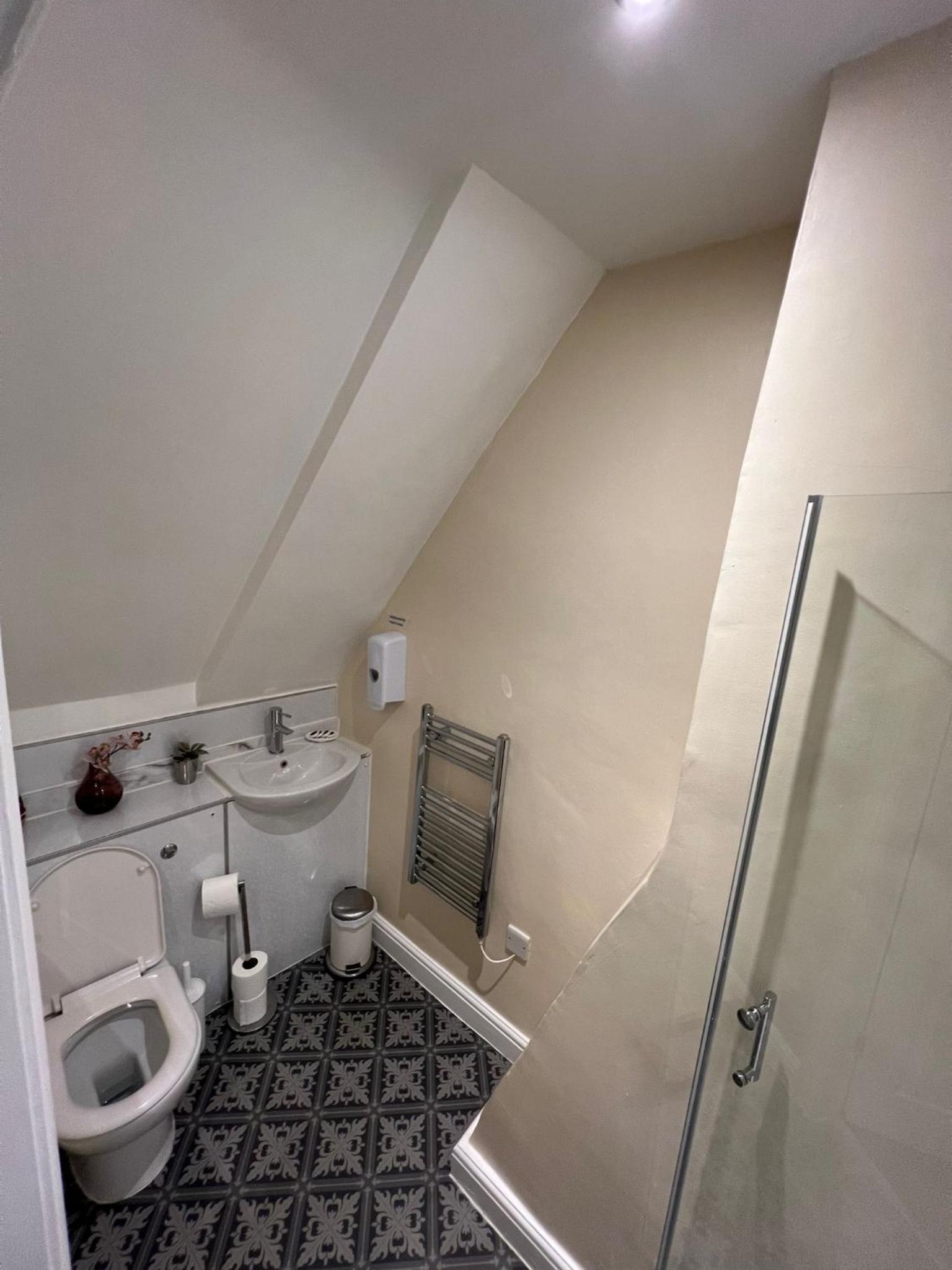 Deluxe Room (2 Adults + 1 Child) - Photo 2
