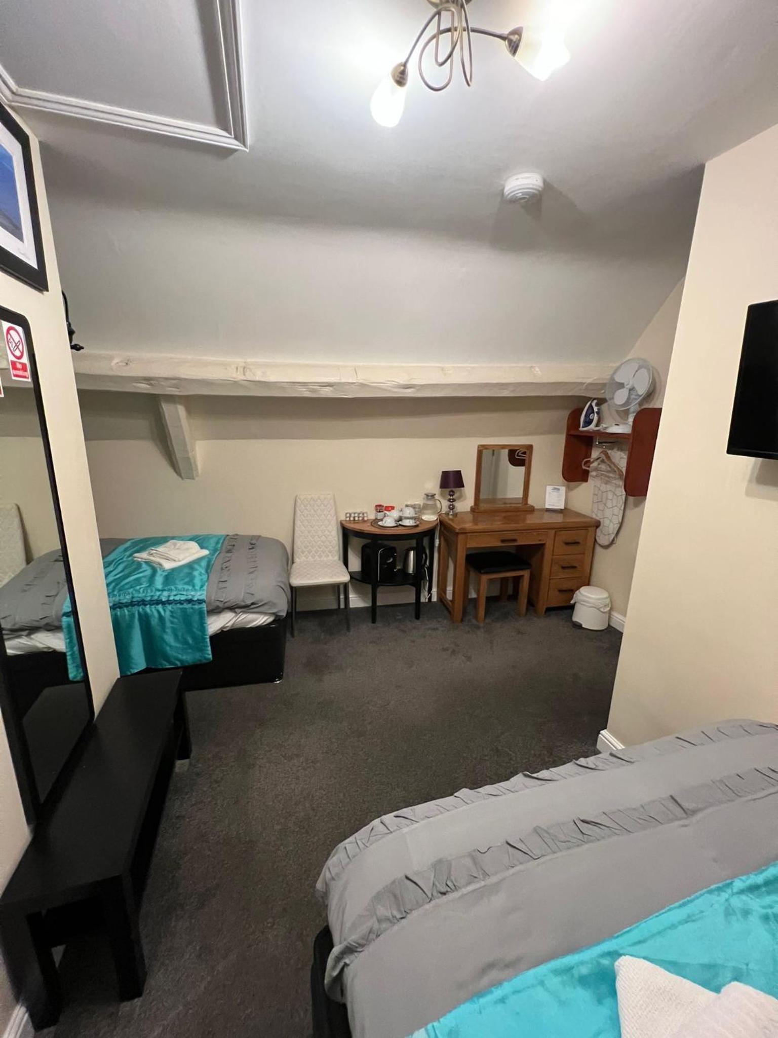 Deluxe Room (2 Adults + 1 Child) - Photo 4