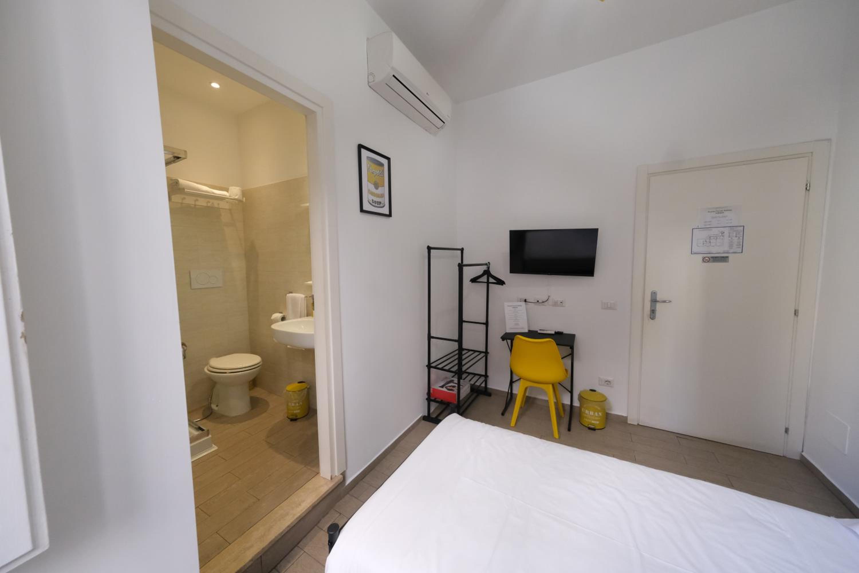 Single Room with Private Bathroom photo 3