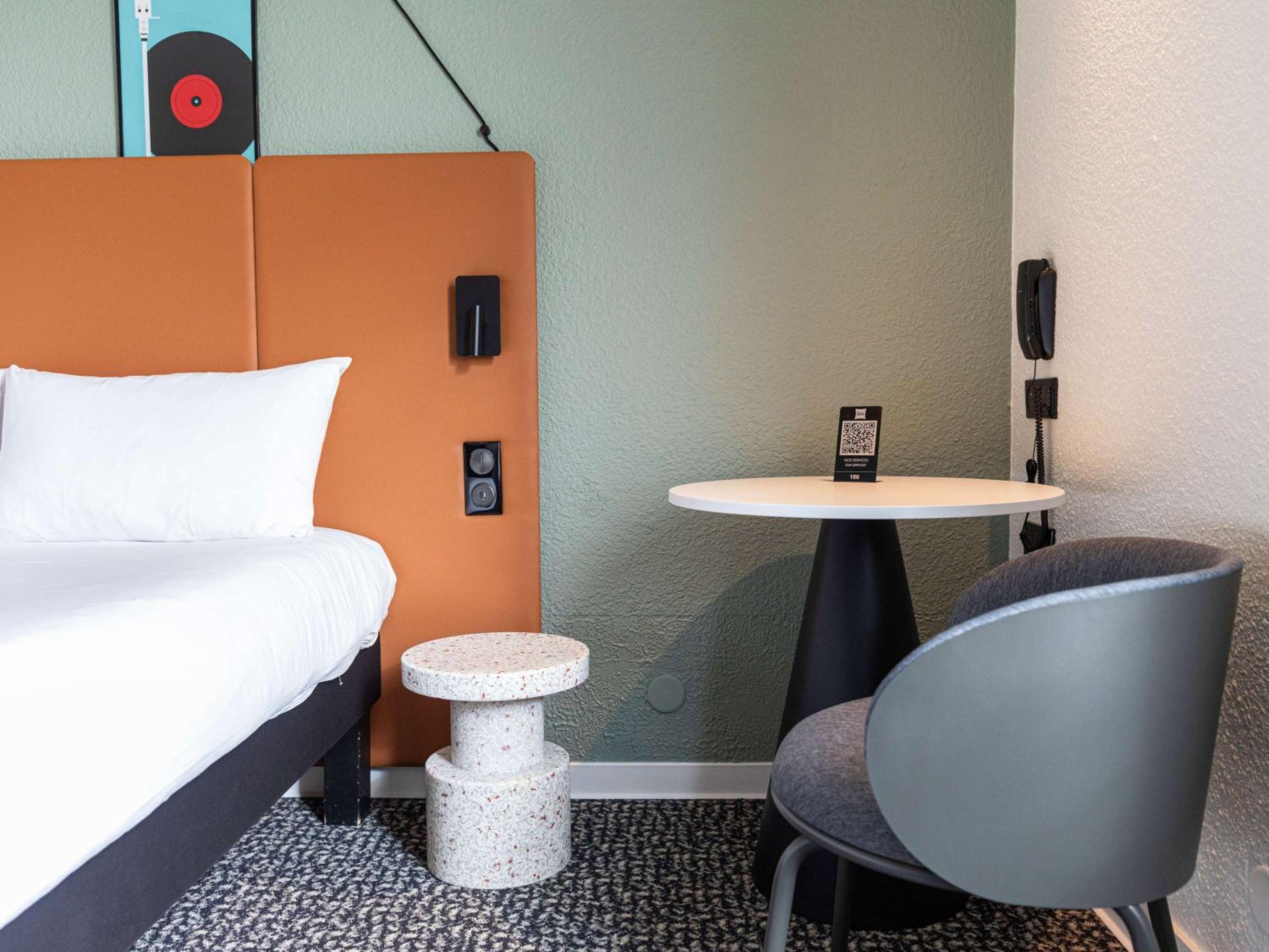 Standard room with 1 Double and 2 Single beds Ocean View