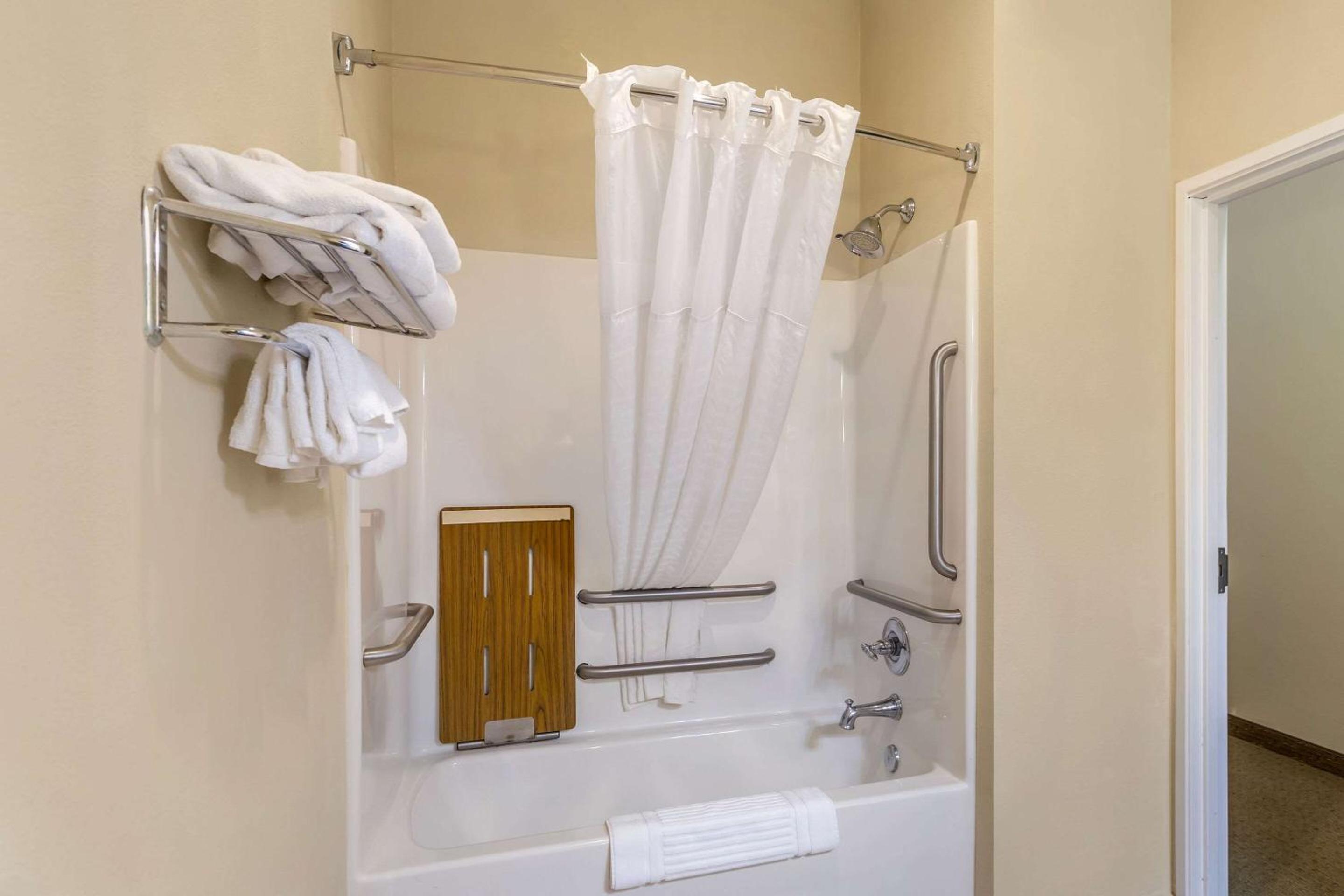 King Suite - Accessible/Non-Smoking - Photo 6