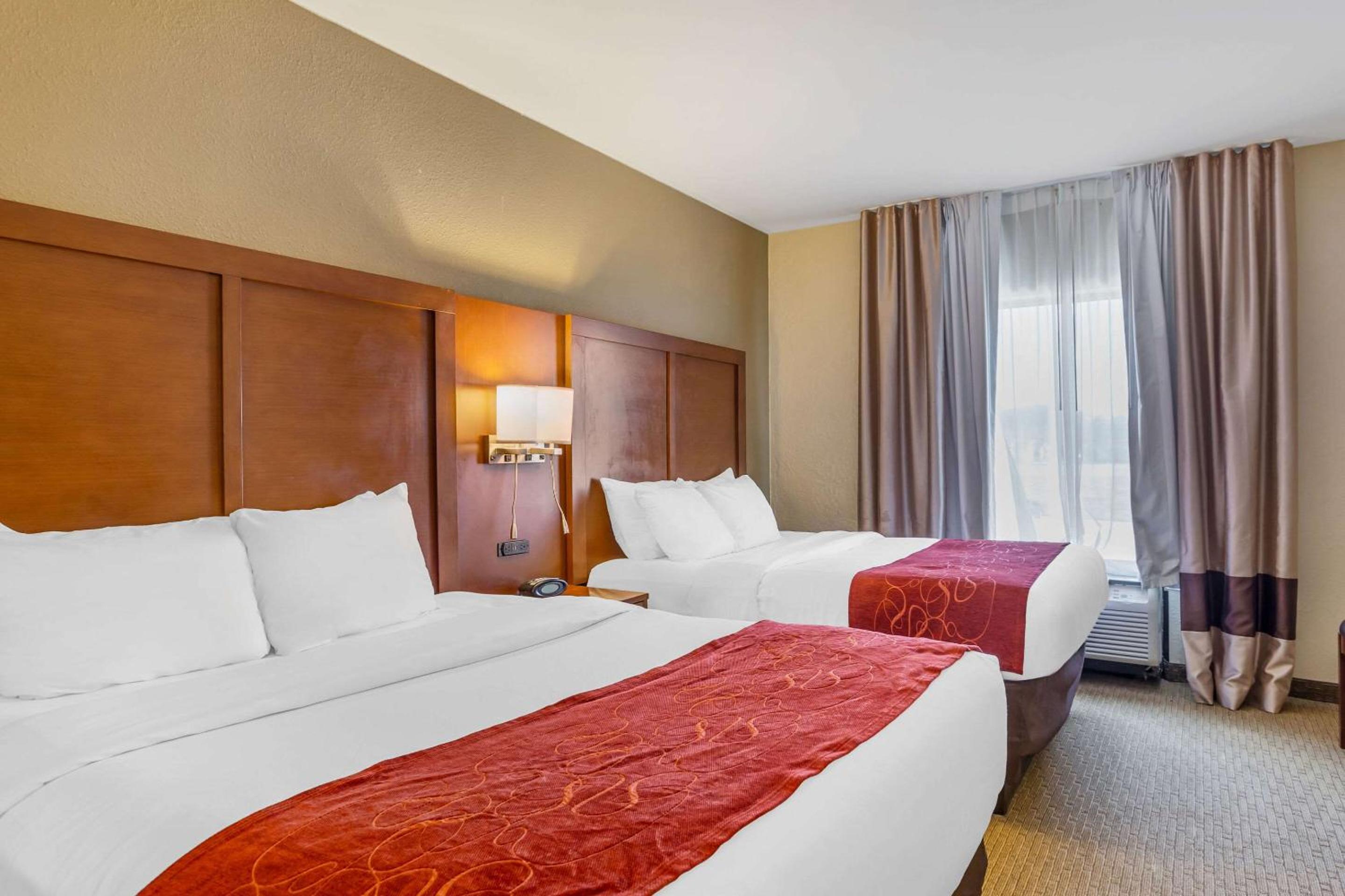 Queen Suite with Two Queen Beds - Non-Smoking - Photo 2