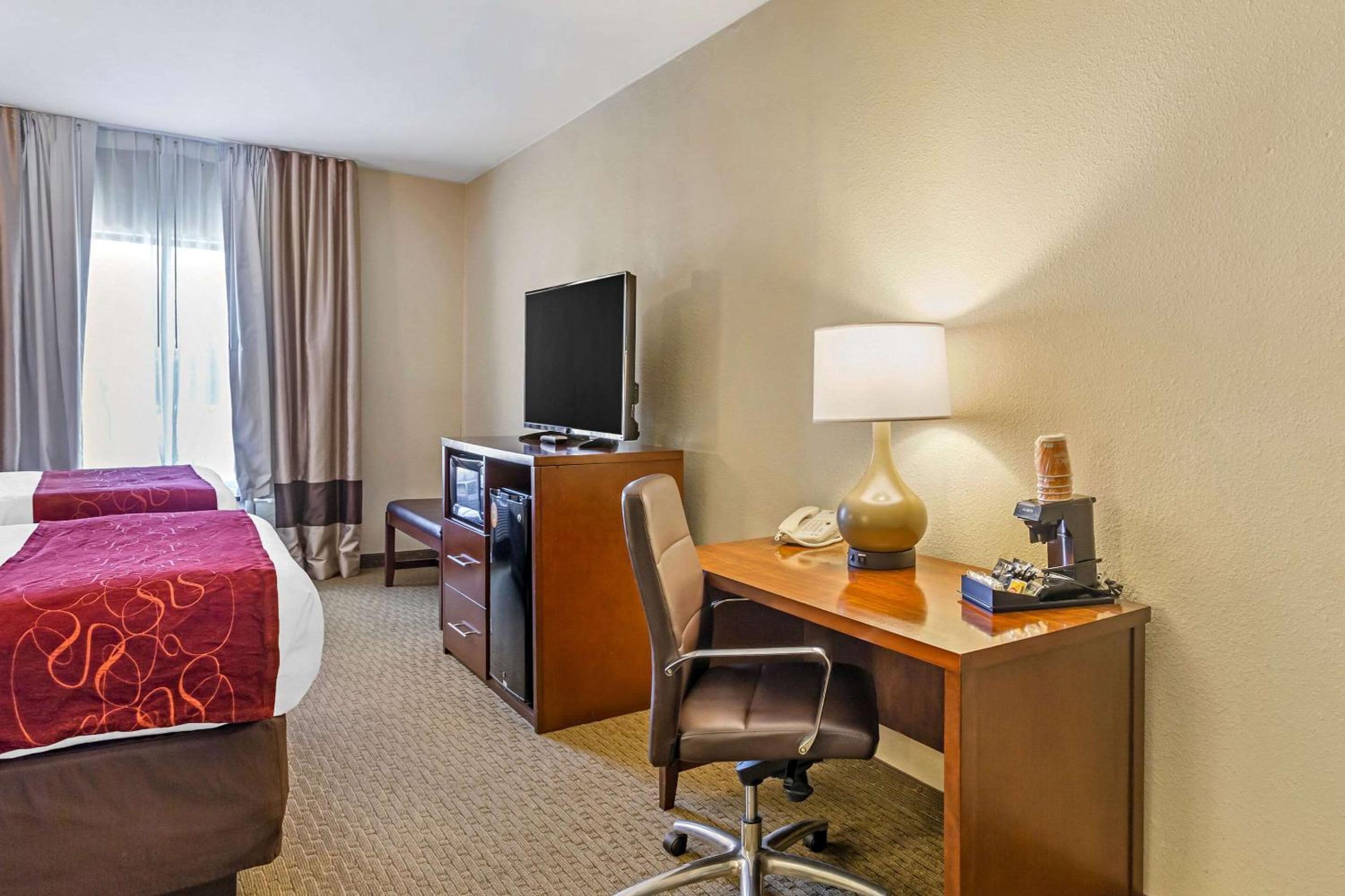 Queen Suite with Two Queen Beds - Non-Smoking - Photo 4