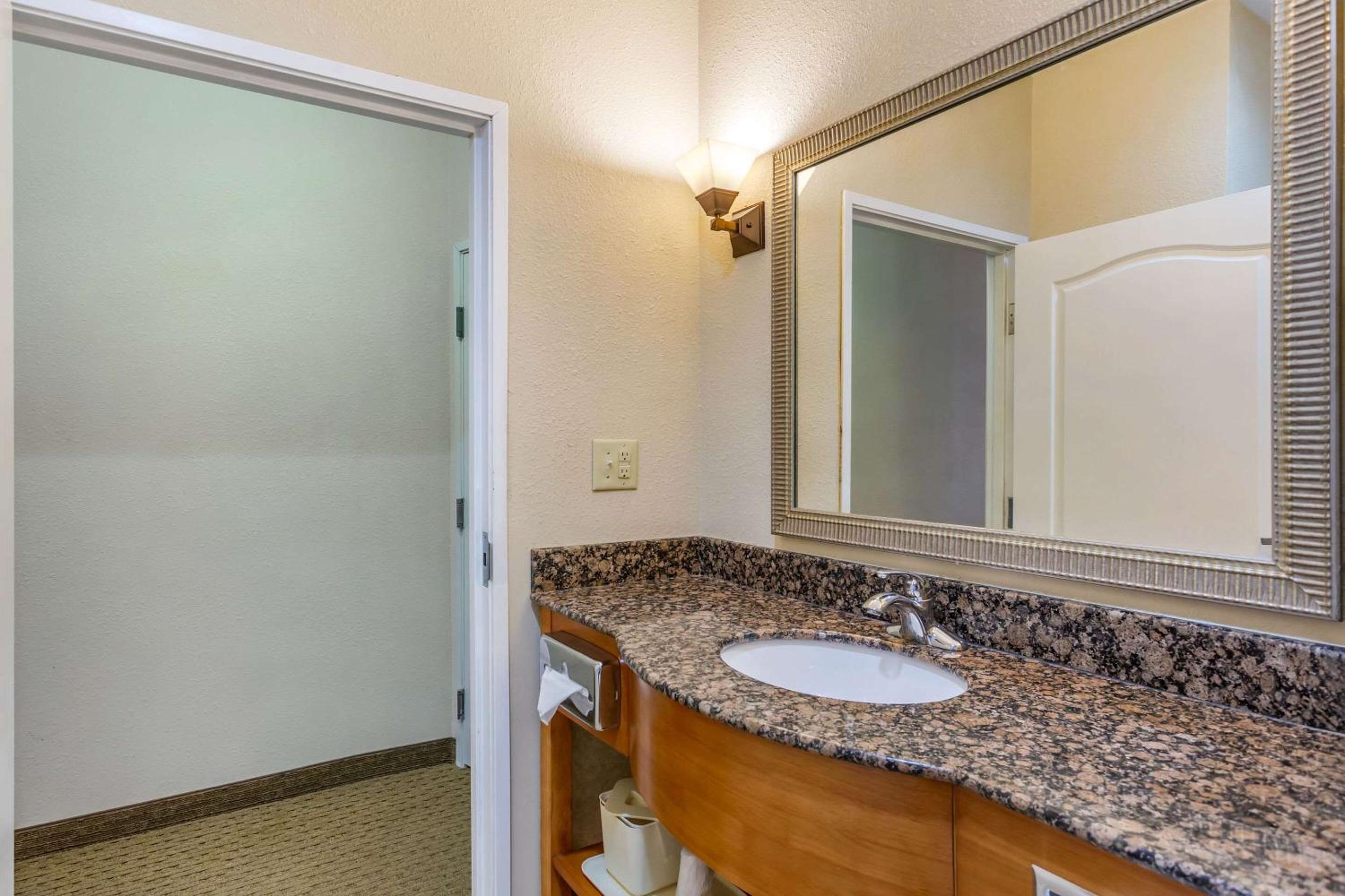 Queen Suite with Two Queen Beds - Non-Smoking - Photo 5