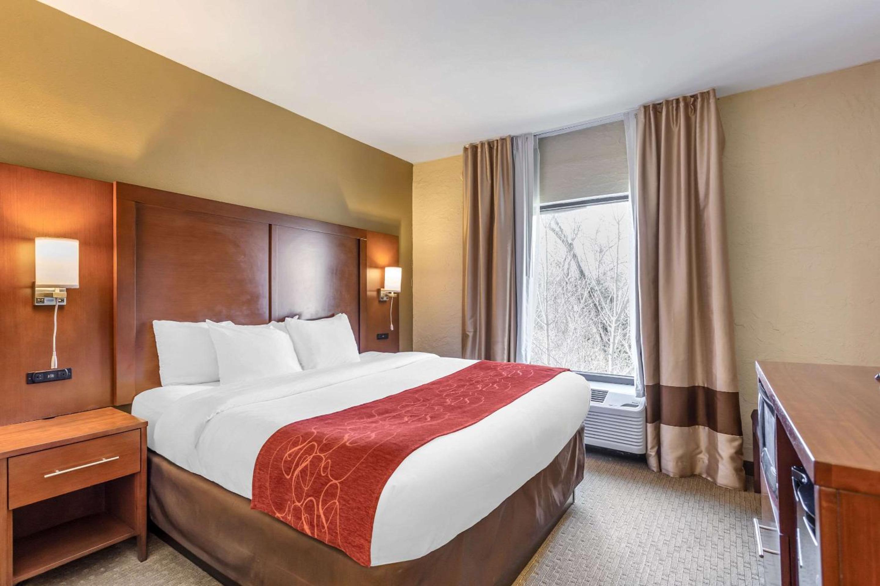 King Suite - Non-Smoking - Photo 2