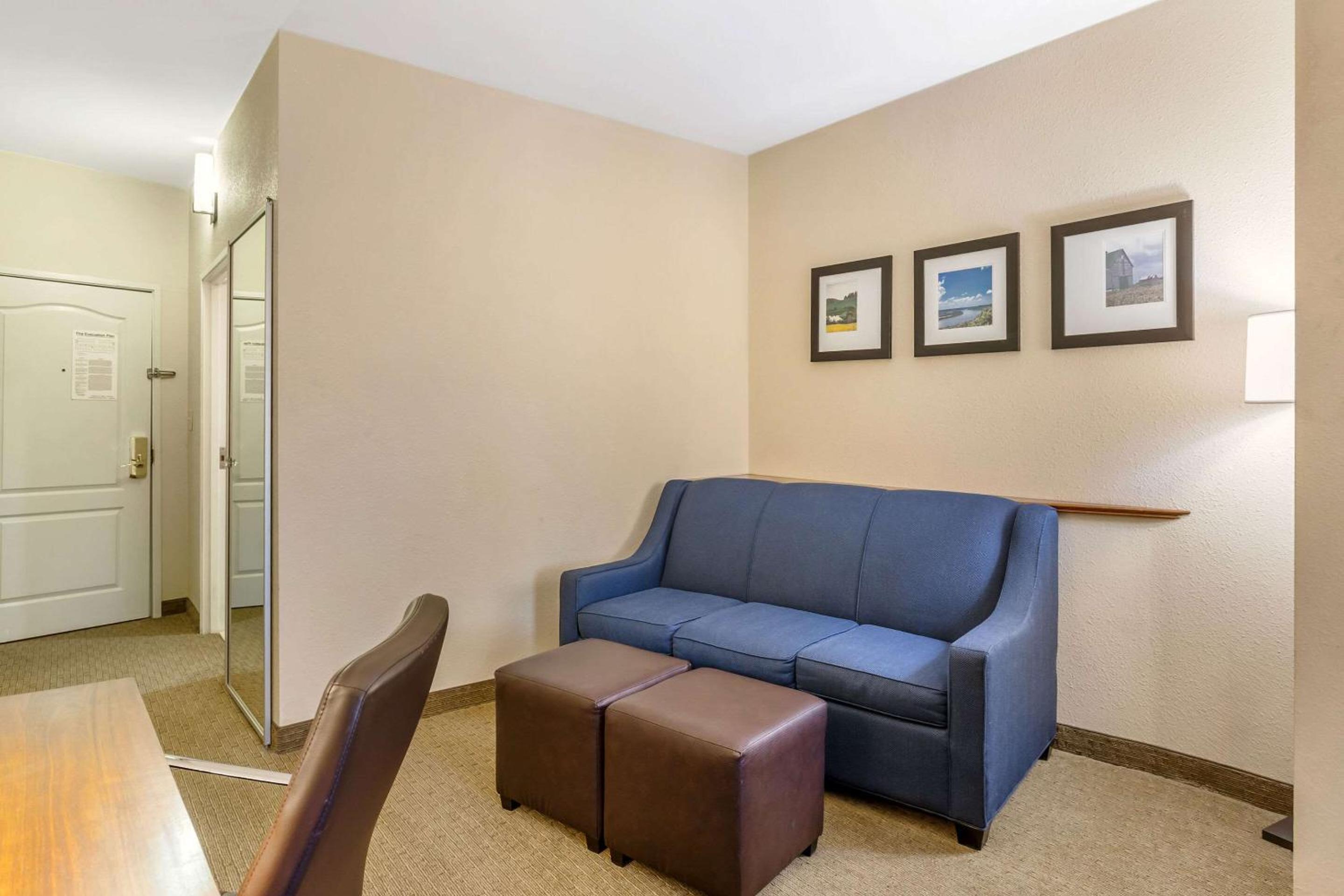 King Suite - Non-Smoking - Photo 4