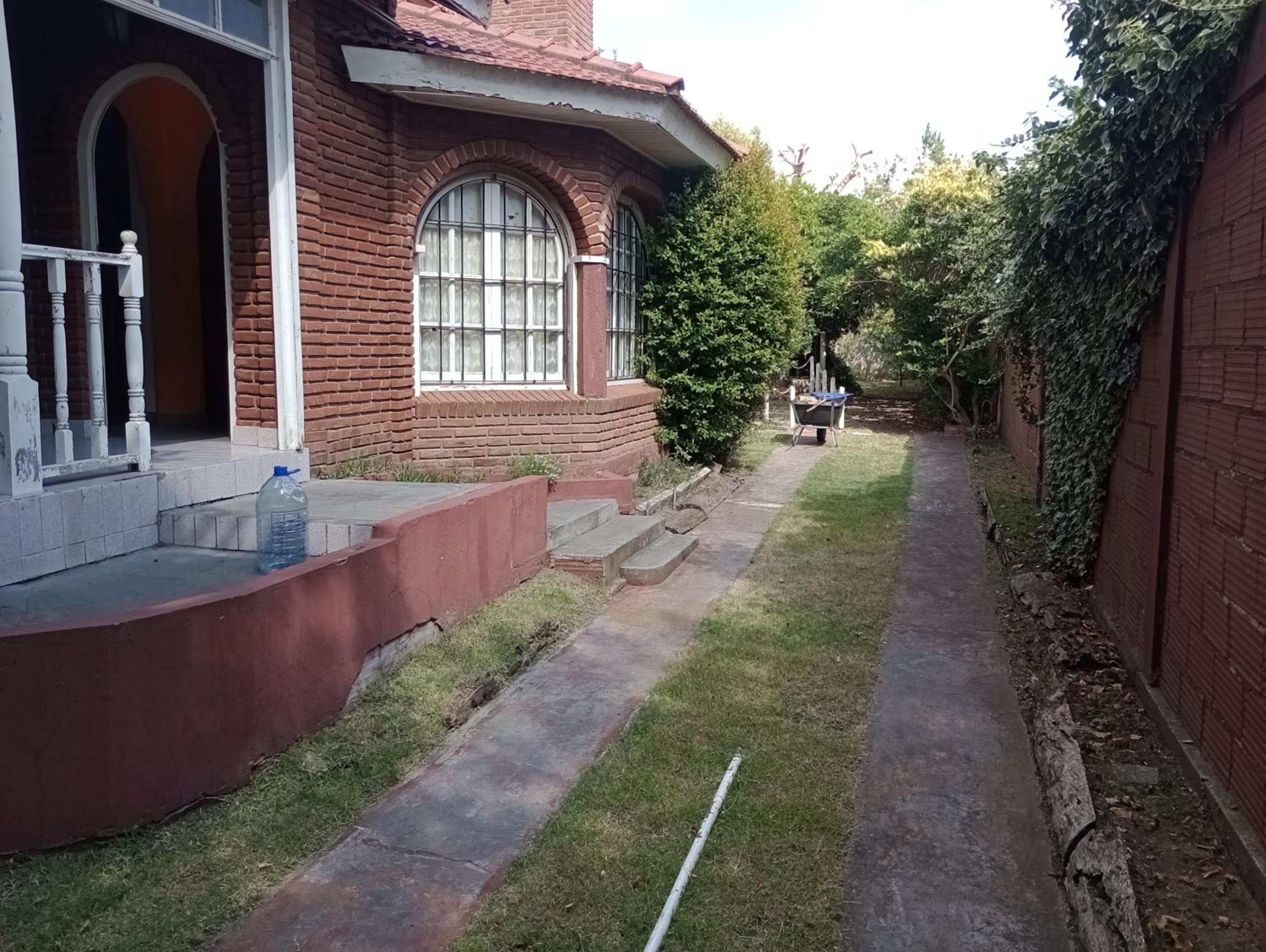 Three-Bedroom House photo 3
