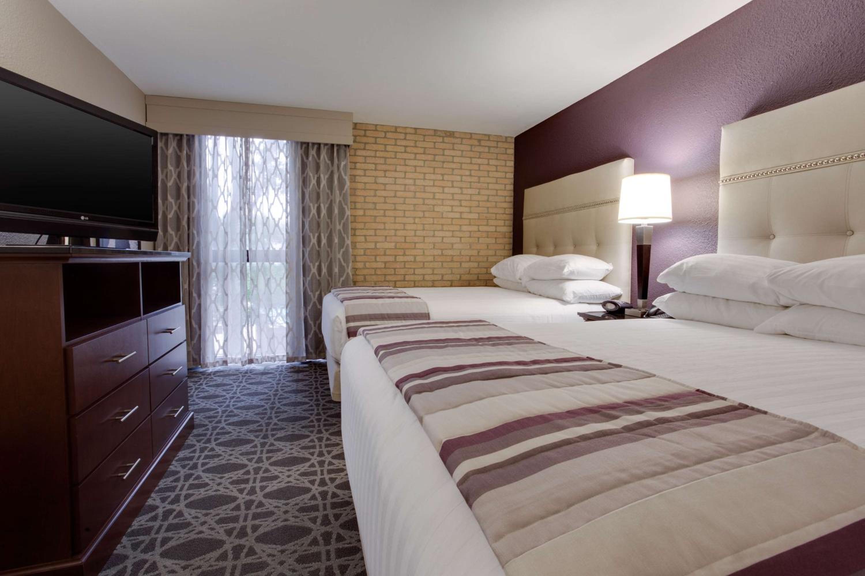Queen Suite with Two Queen Beds photo 1