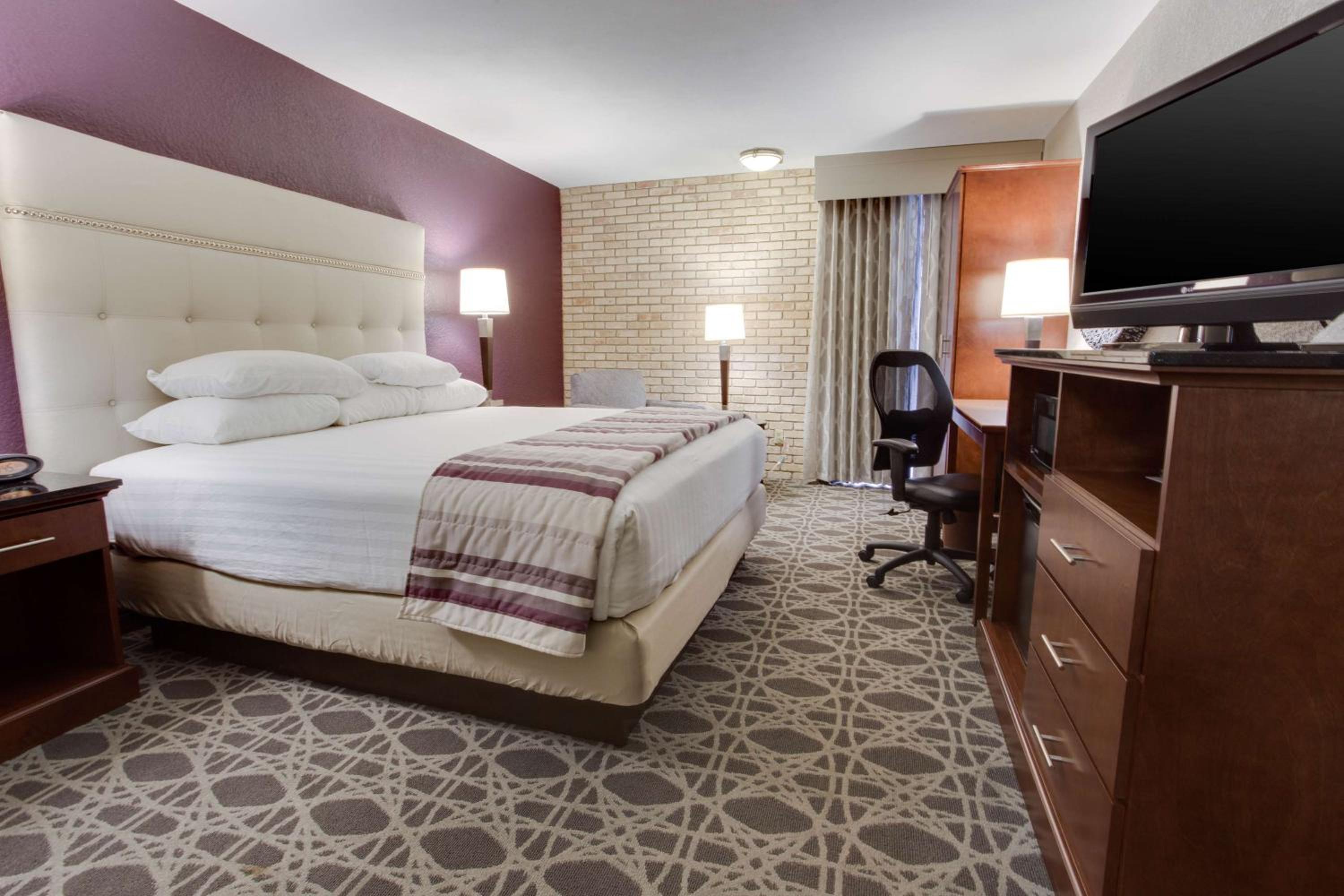 Deluxe King Room – High Floor photo 1