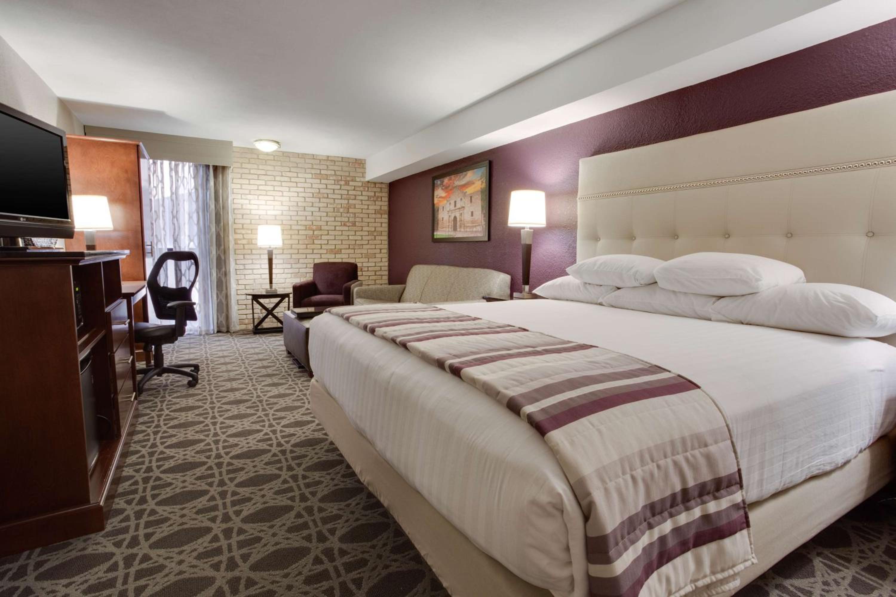 Deluxe King Room with Sofa Bed photo 1