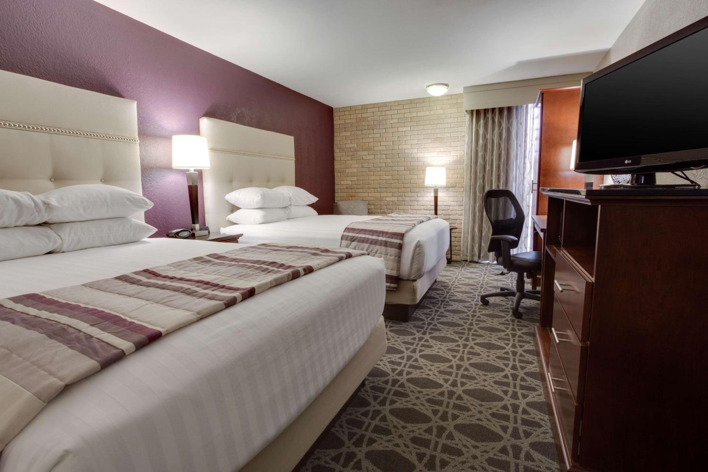 Deluxe Queen Room with Two Queen Beds photo 1