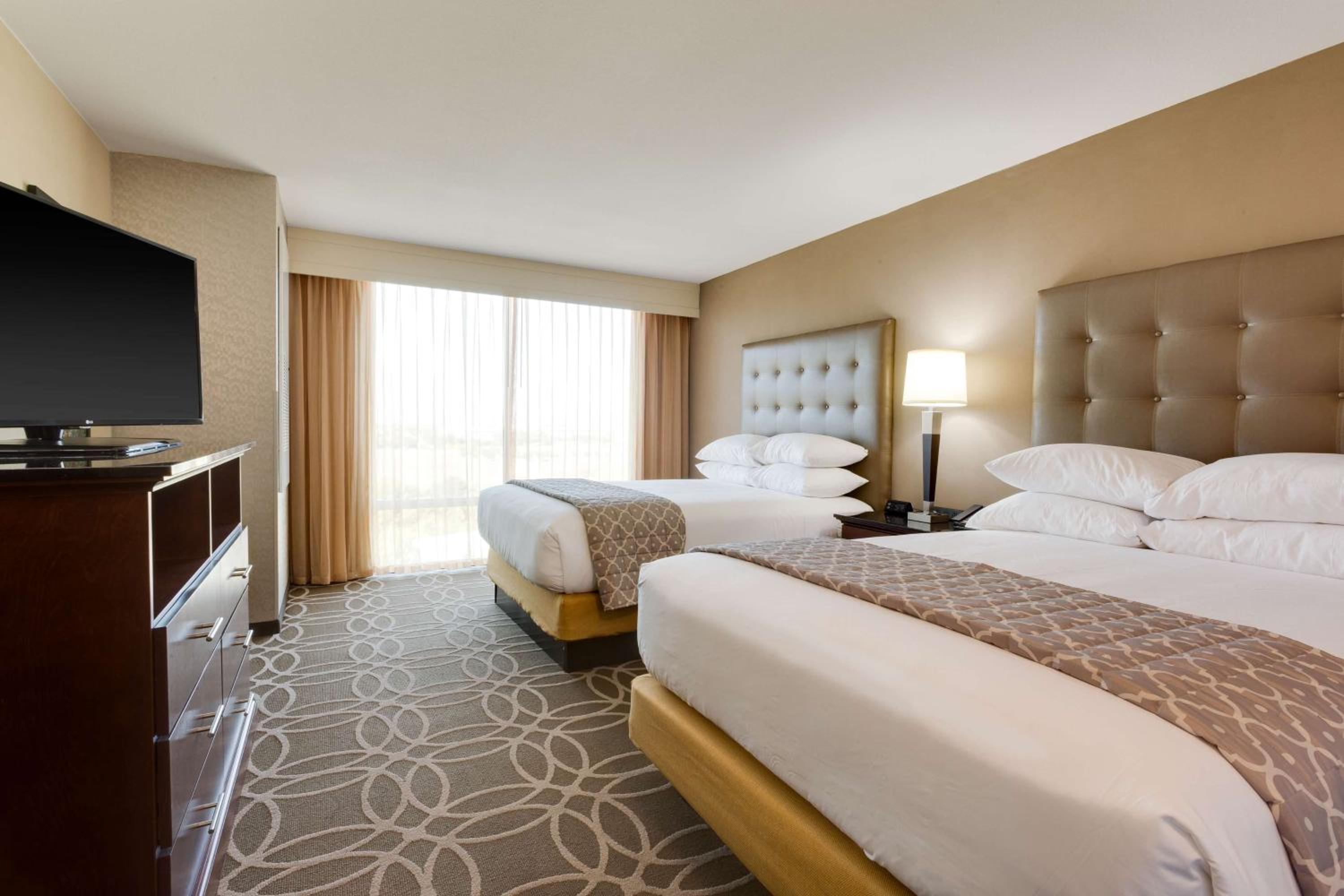 Superior Queen Suite with Sofa Bed - Hearing Accessible, Roll-in Shower