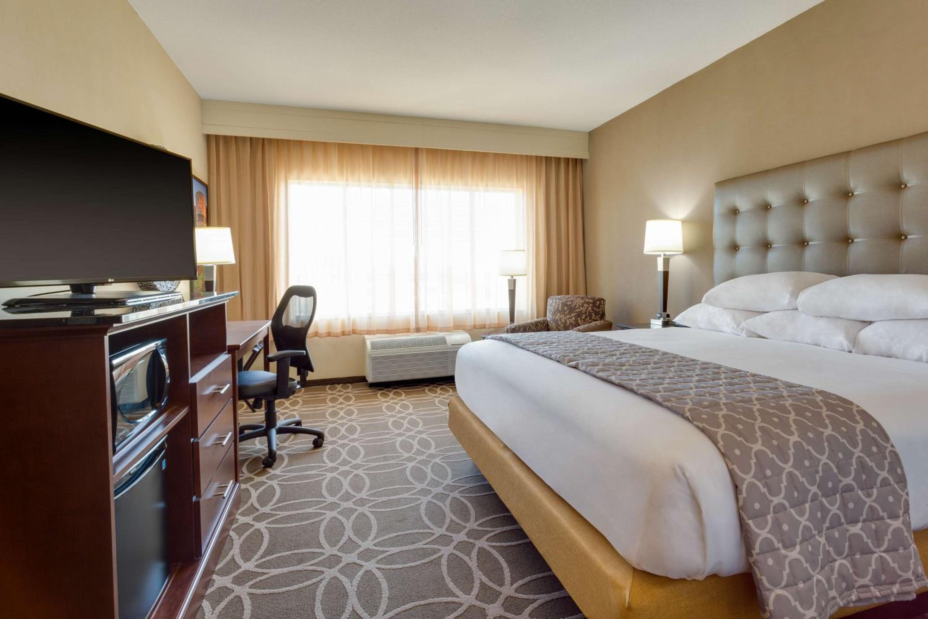 Deluxe King Room - Hearing Accessible, Roll-in Shower