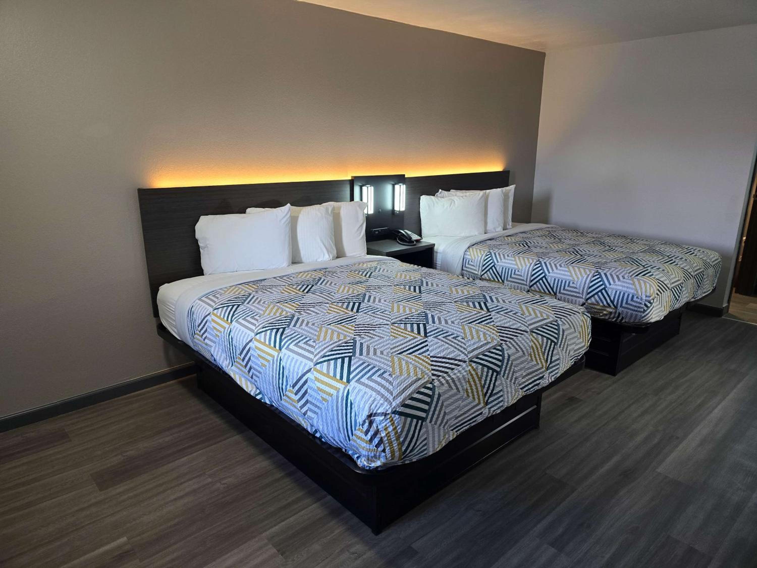 Queen Room with Two Queen Beds - Smoking - Photo 2