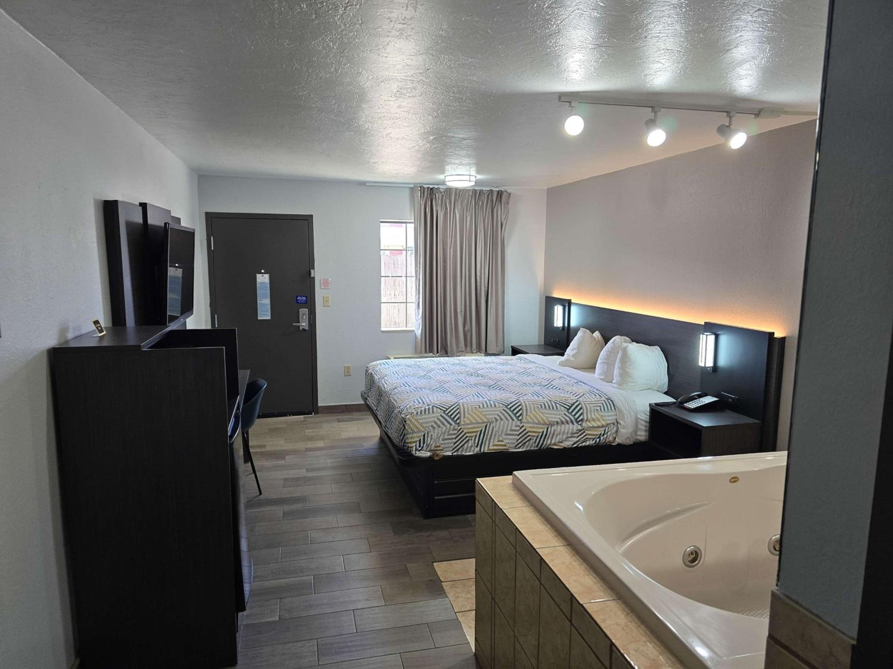 King Room with Spa Bath - Non-Smoking - Photo 3