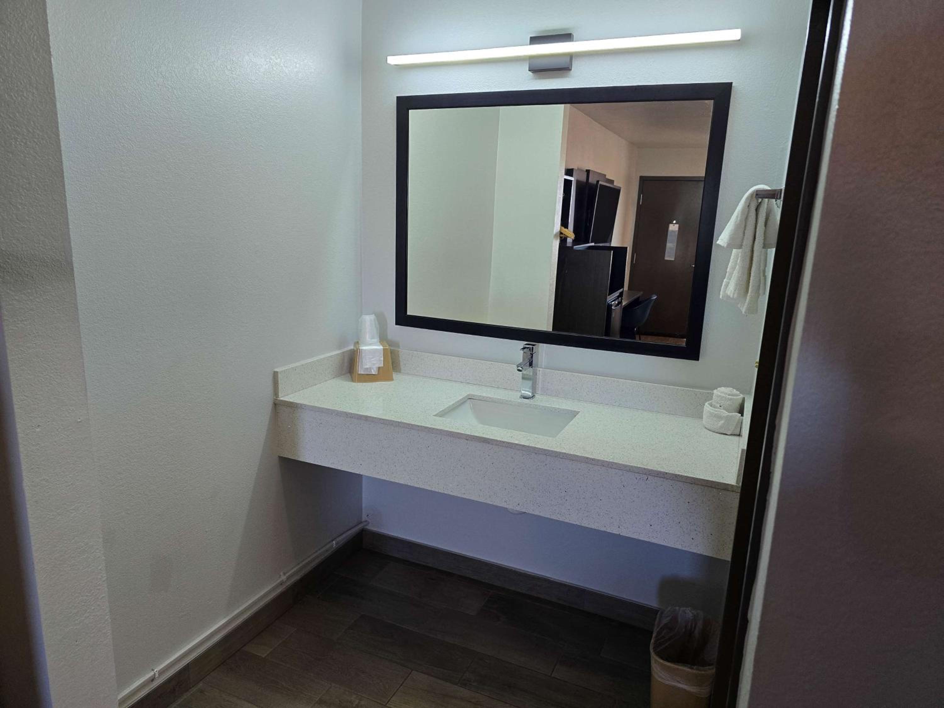 King Room with Spa Bath - Non-Smoking - Photo 5