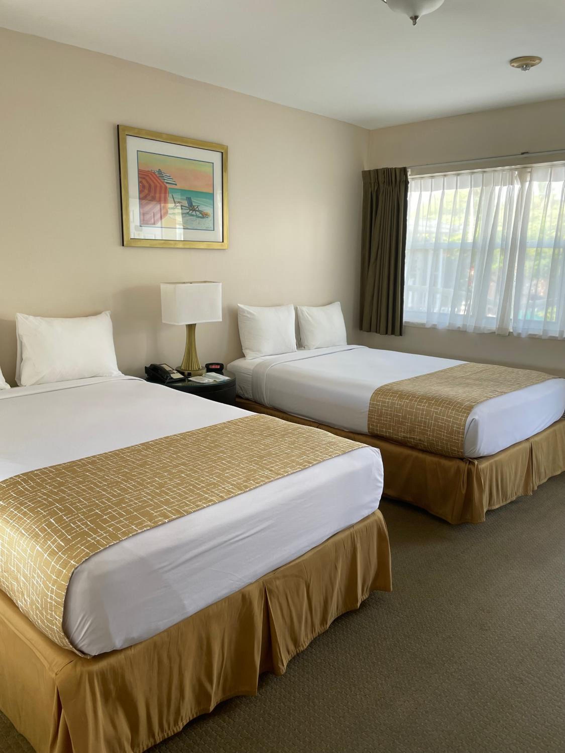 Standard Double Hotel Room with Two Double Beds - Free Parking - Photo 11