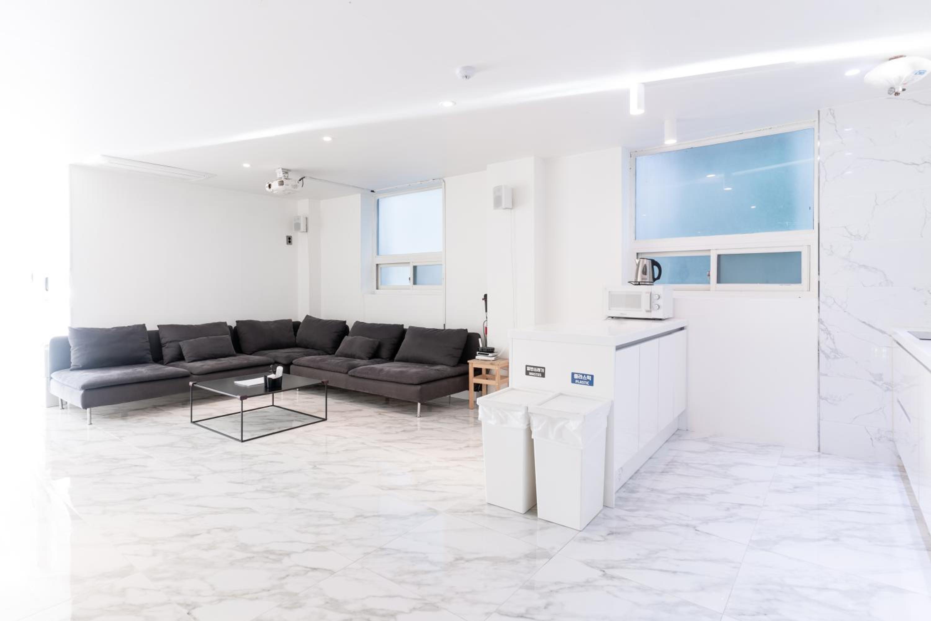 Apartment with Sea View - Photo 9