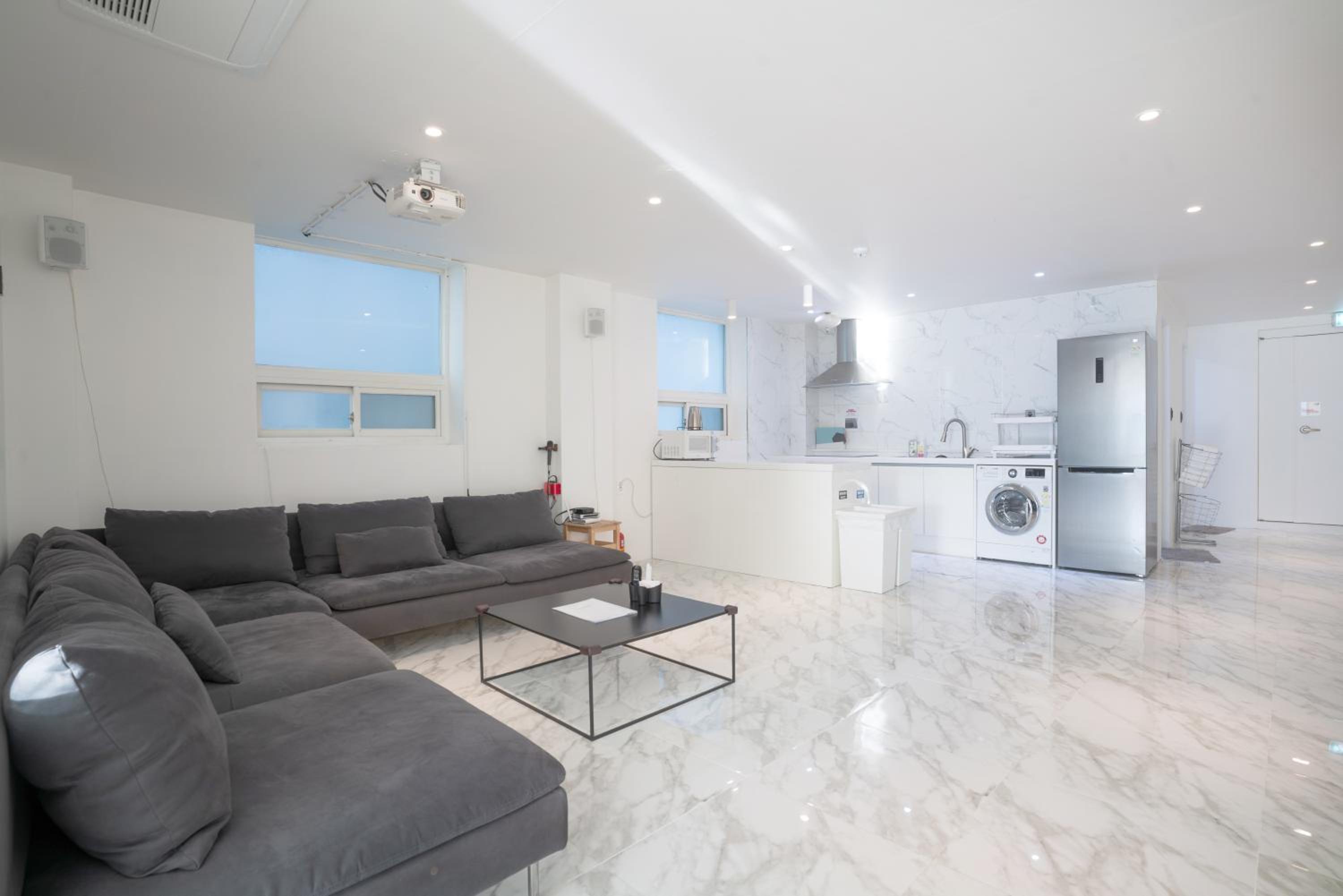 Apartment with Sea View - Photo 4