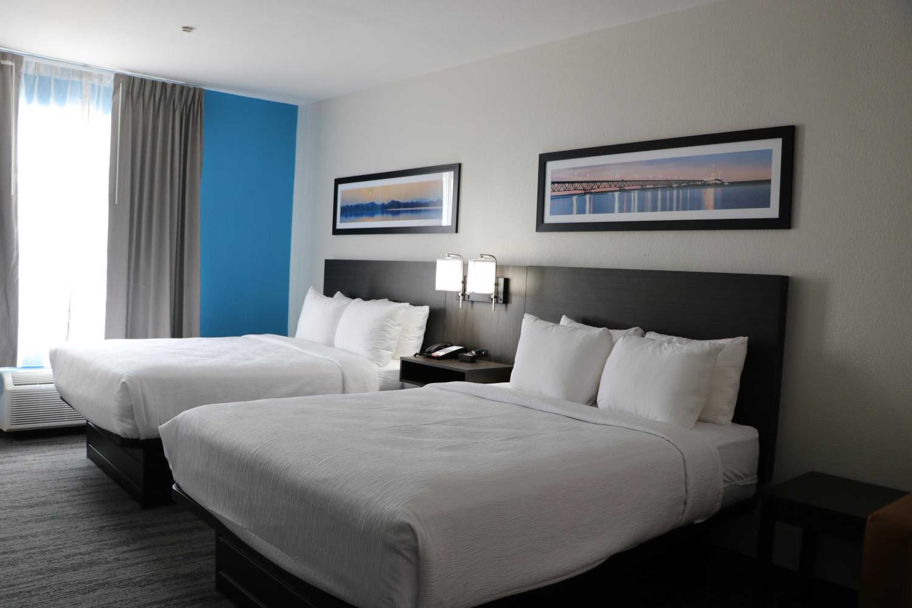 Queen Suite with Two Queen Beds - Non-Smoking - Photo 3