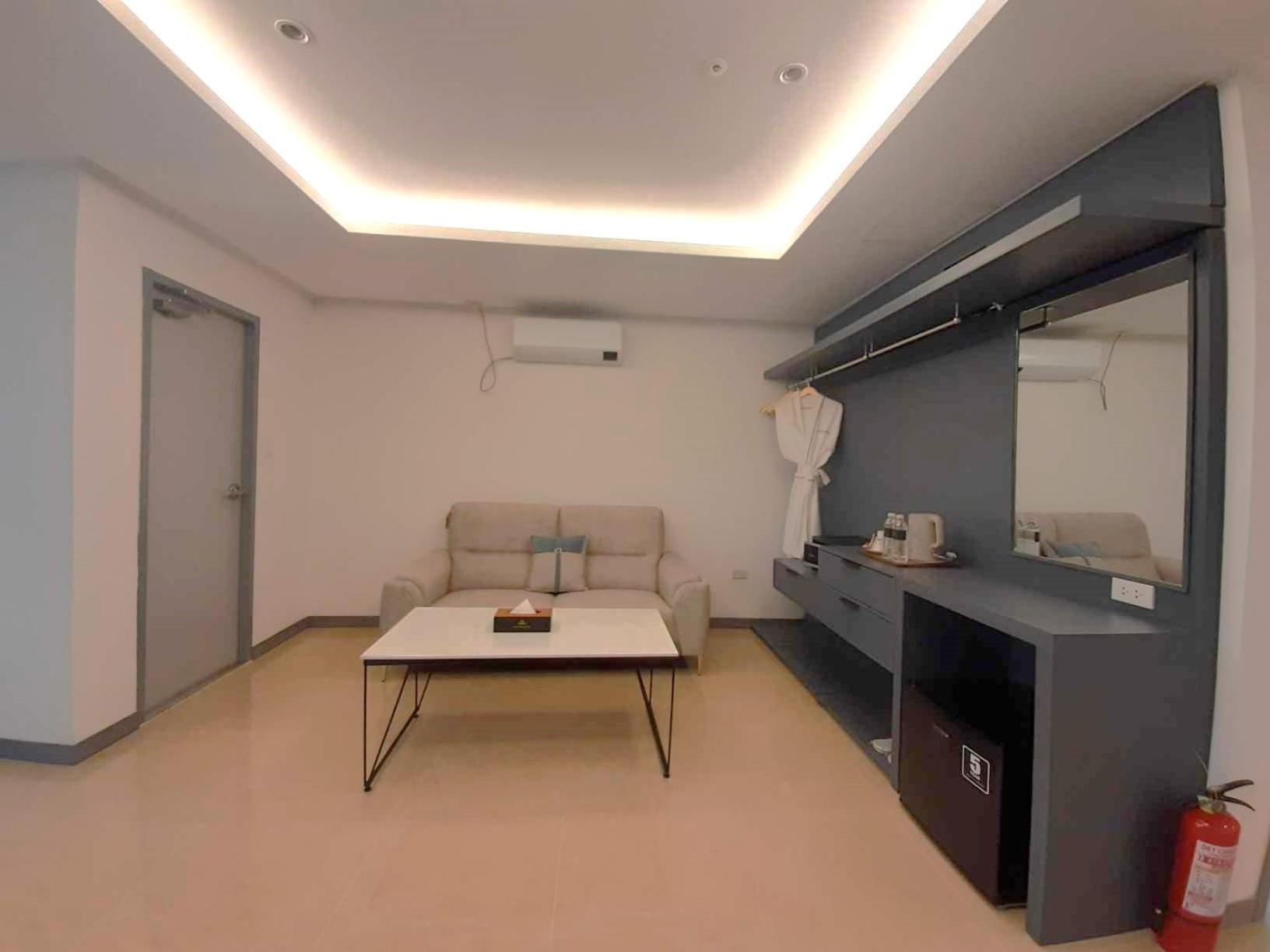 Executive Suite - Photo 4