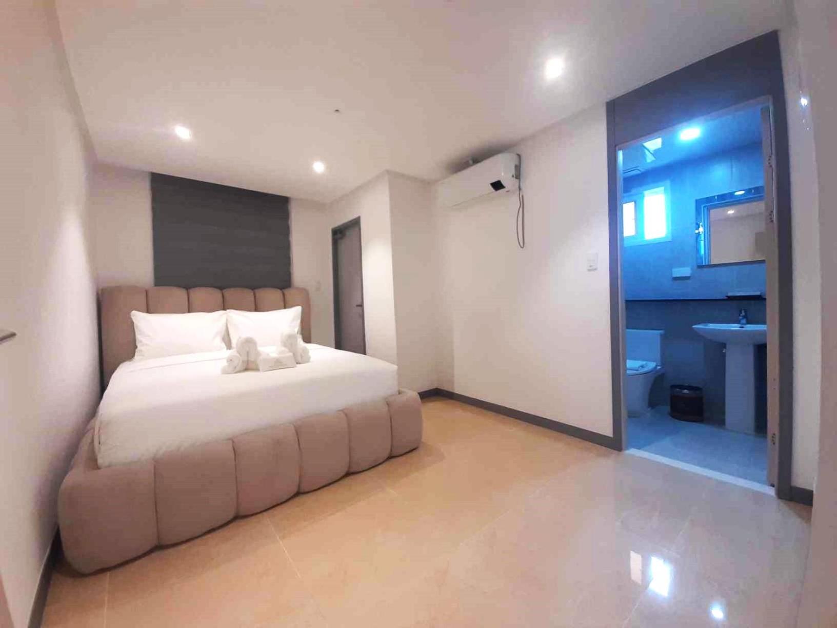 Executive Suite - Photo 5
